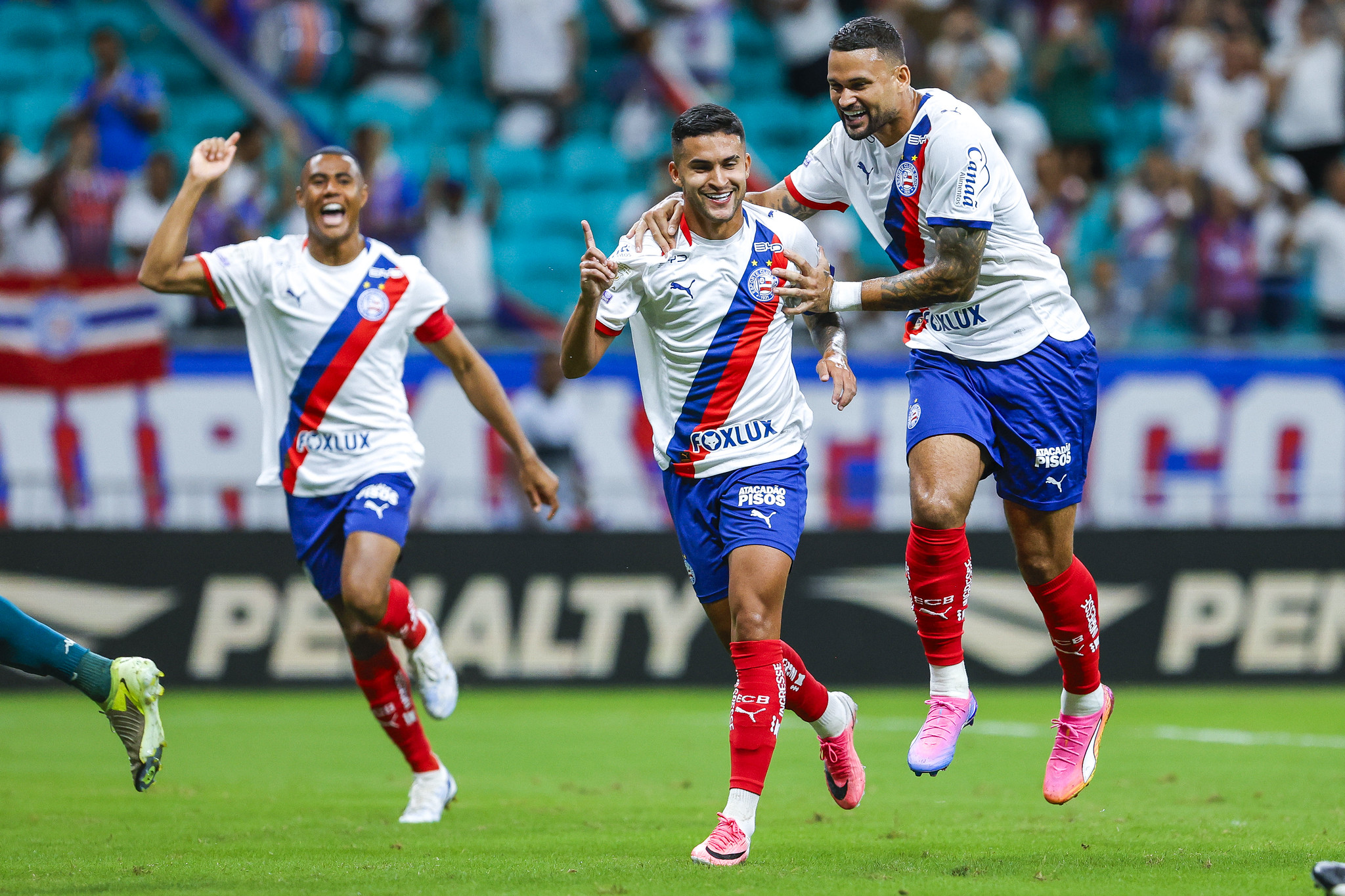 Bahia vence Chapecoense em jogo atrasado e abre vantagem no G6 do Brasileirão