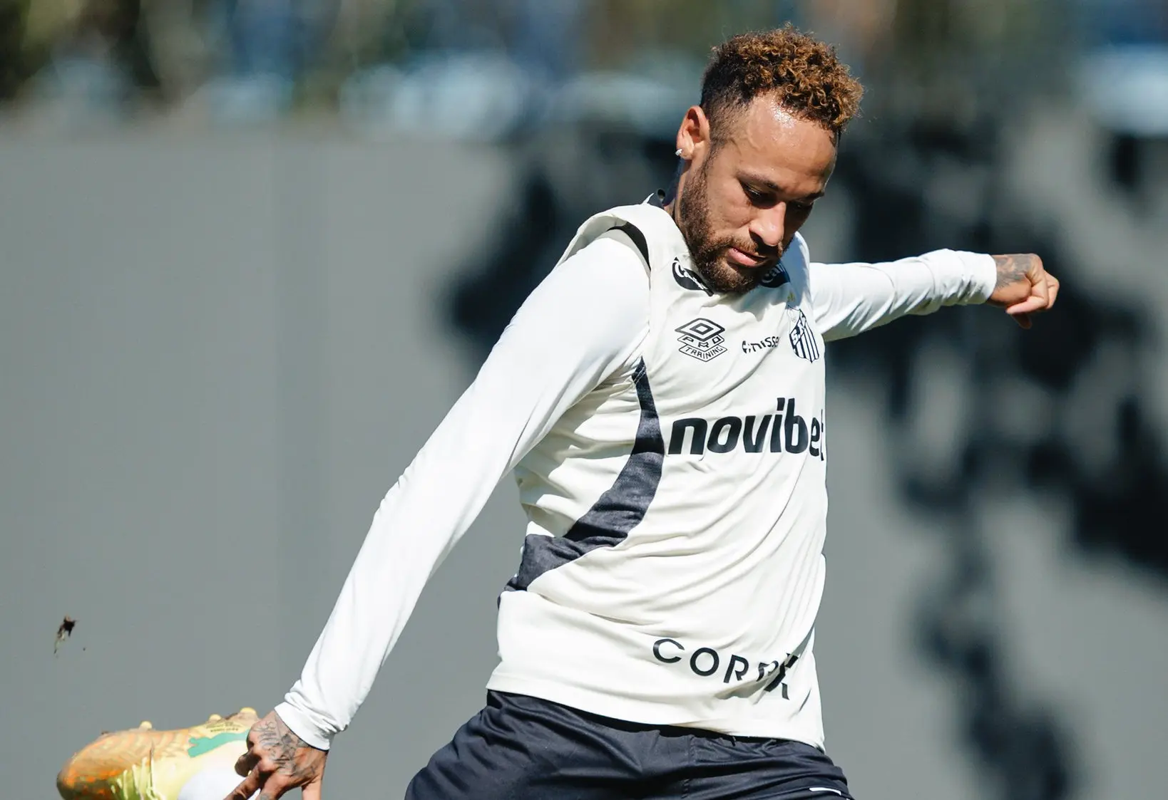 Com Neymar, Santos faz treino para jogadores que permaneceram no Brasil