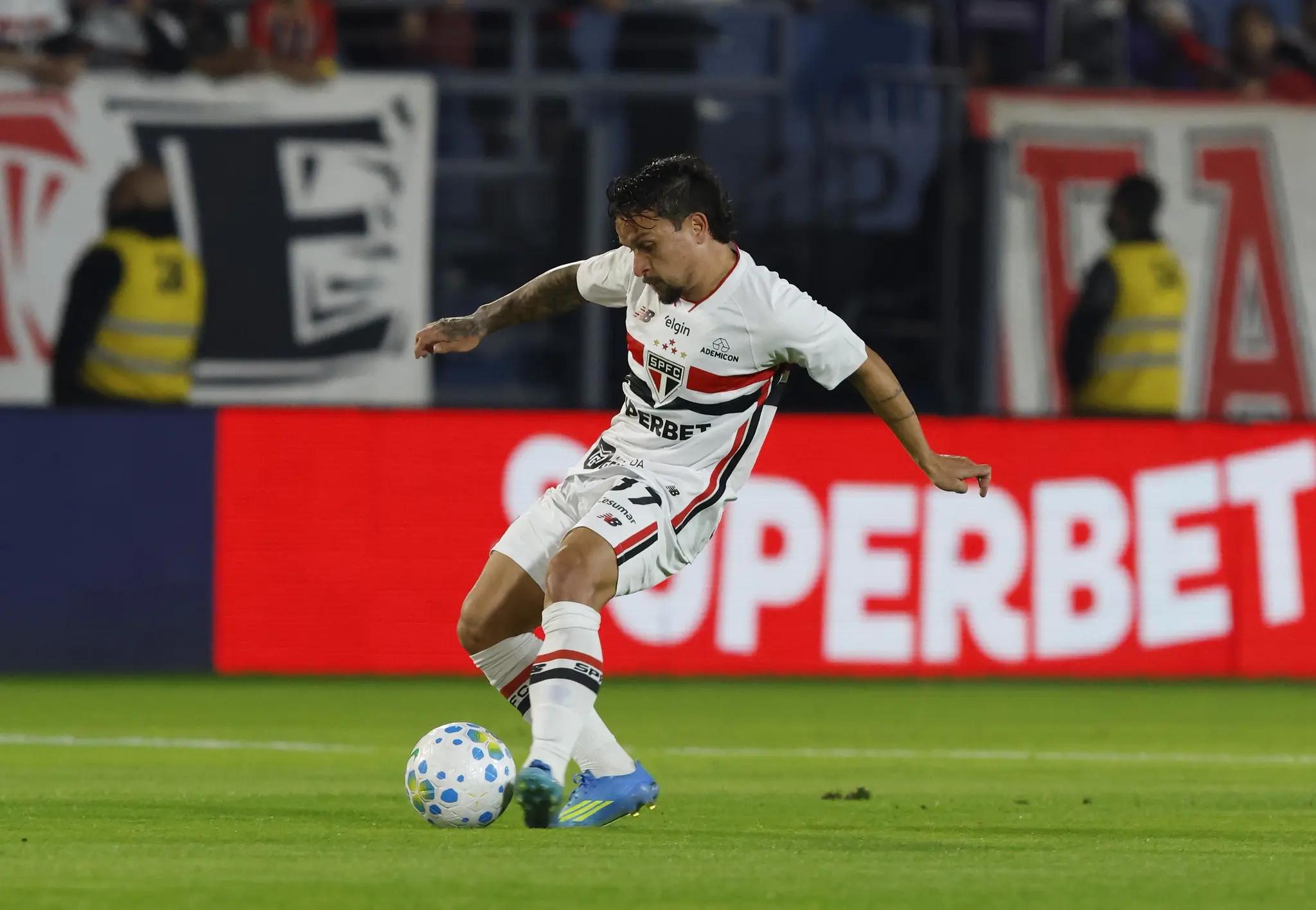 Atuações do São Paulo: Marcos Antônio e Artur se destacam, mas defesa desmorona em virada