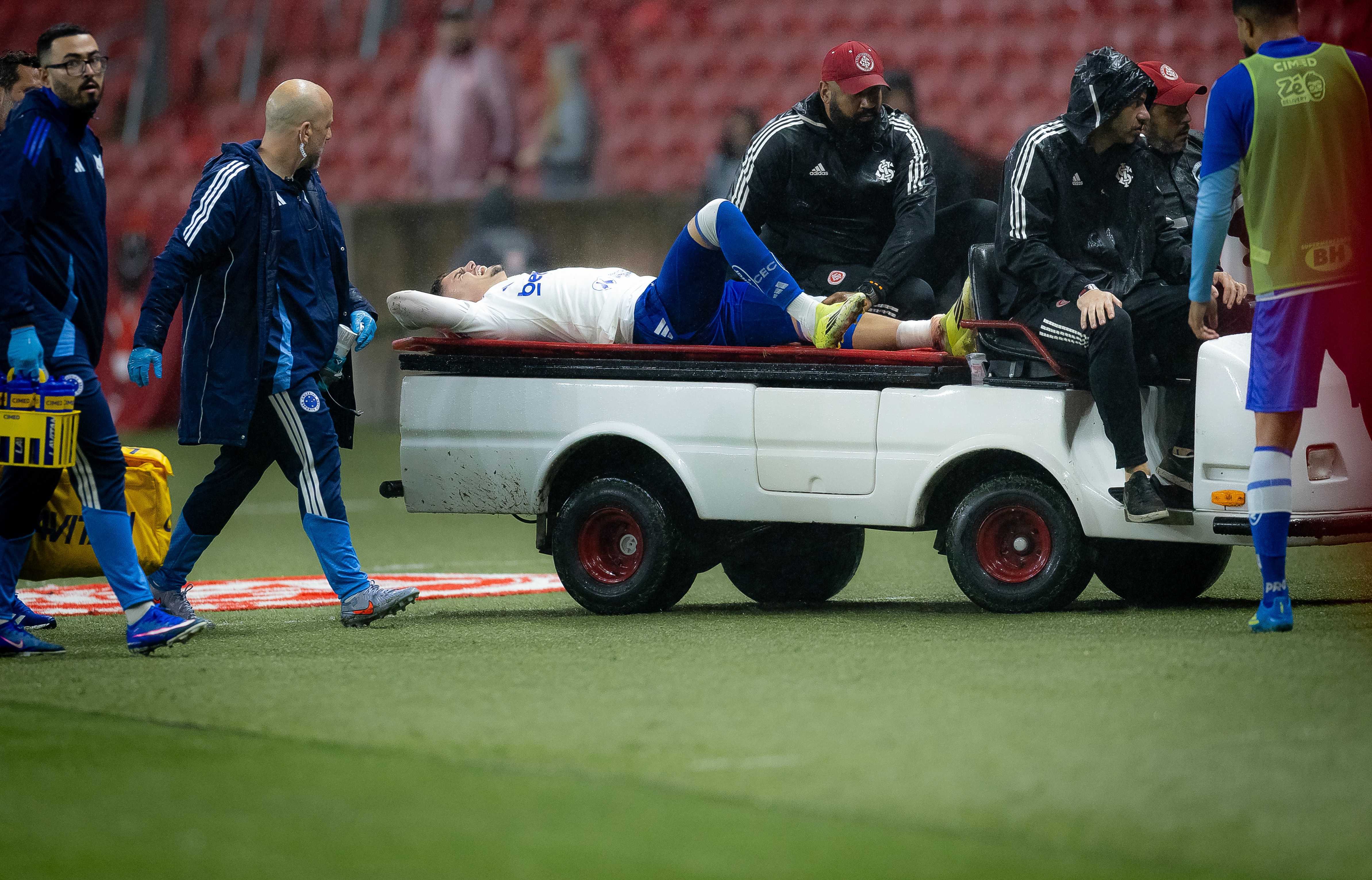 Gabriel Pec se pronuncia após fratura na estreia e promete voltar mais forte ao Cruzeiro