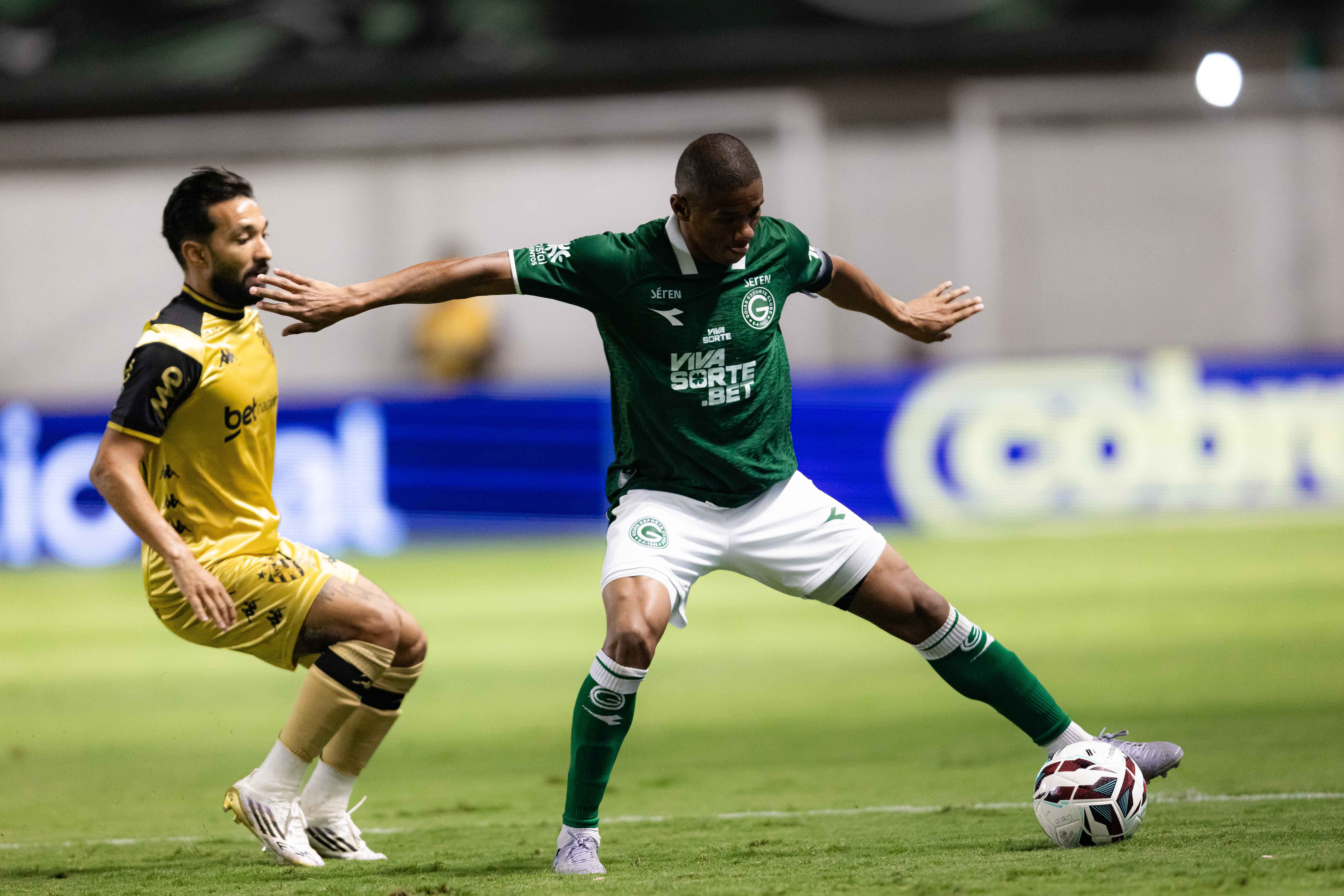 Com gol no fim, Goiás busca empate com o Sport pela Série B