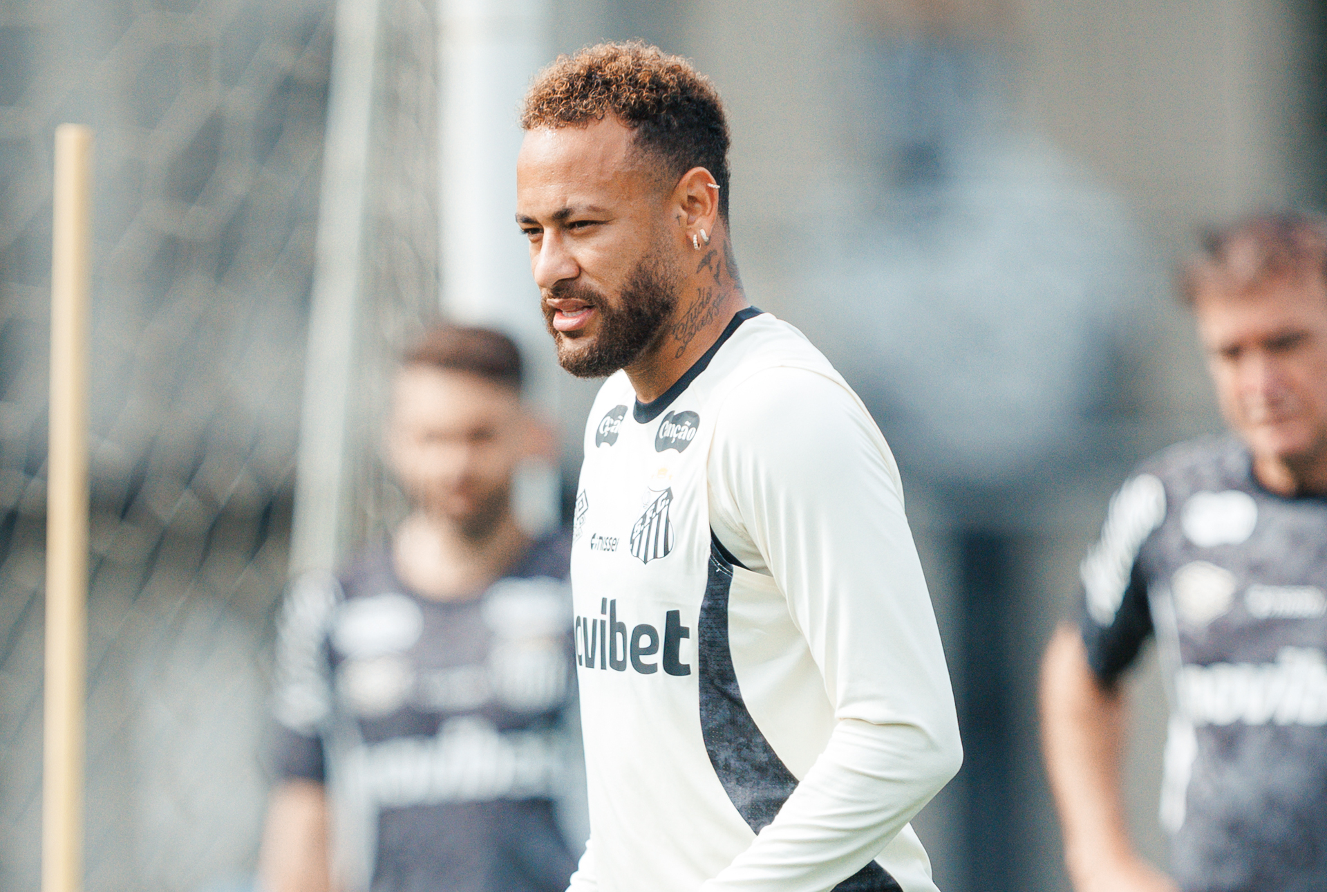 Neymar ironiza críticas após participar de torneio de pôquer: “Cuida da sua vida”