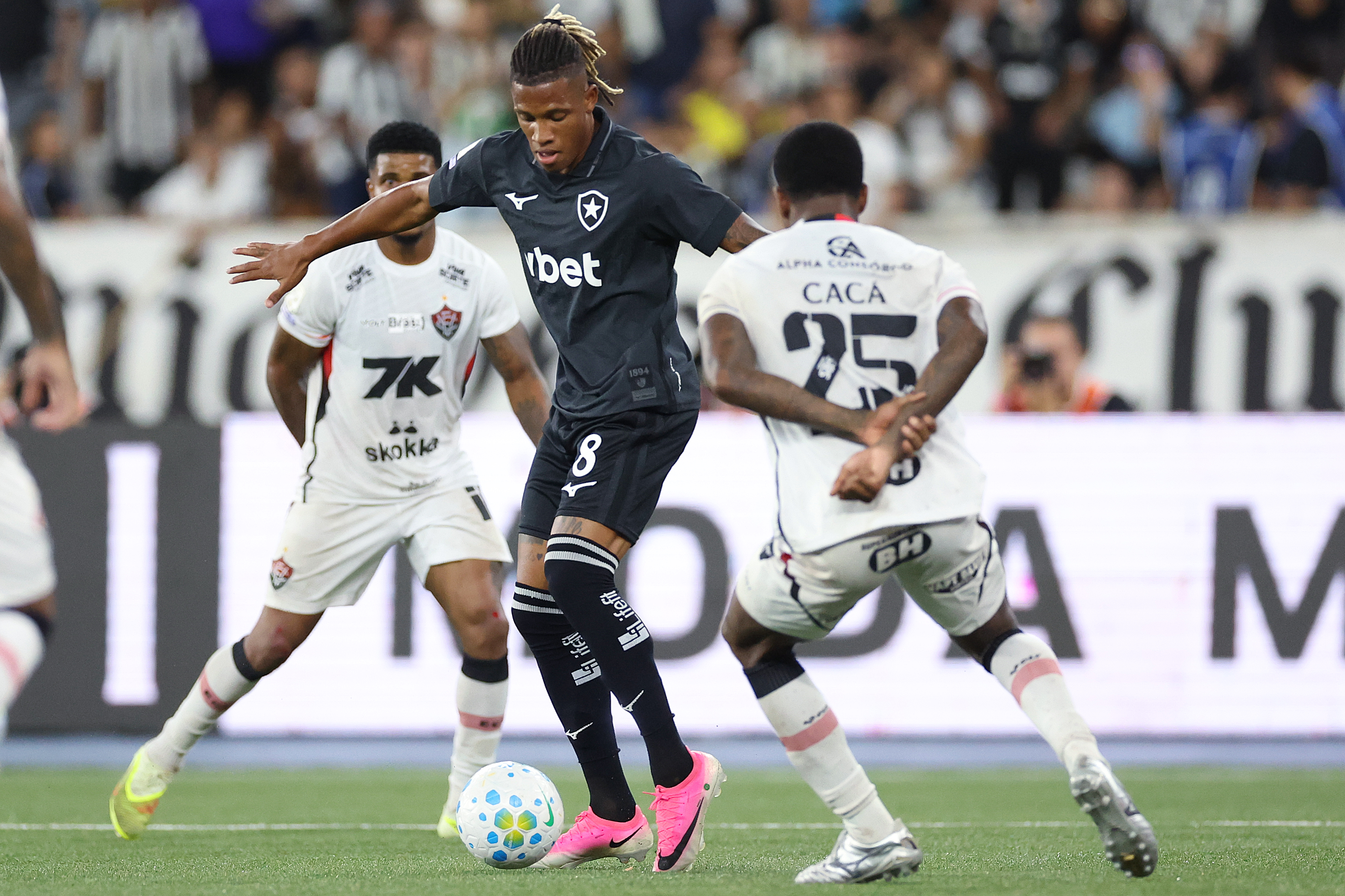 Botafogo esbarra em Arcanjo e empata com o Vitória, mas passa o São Paulo no Brasileirão