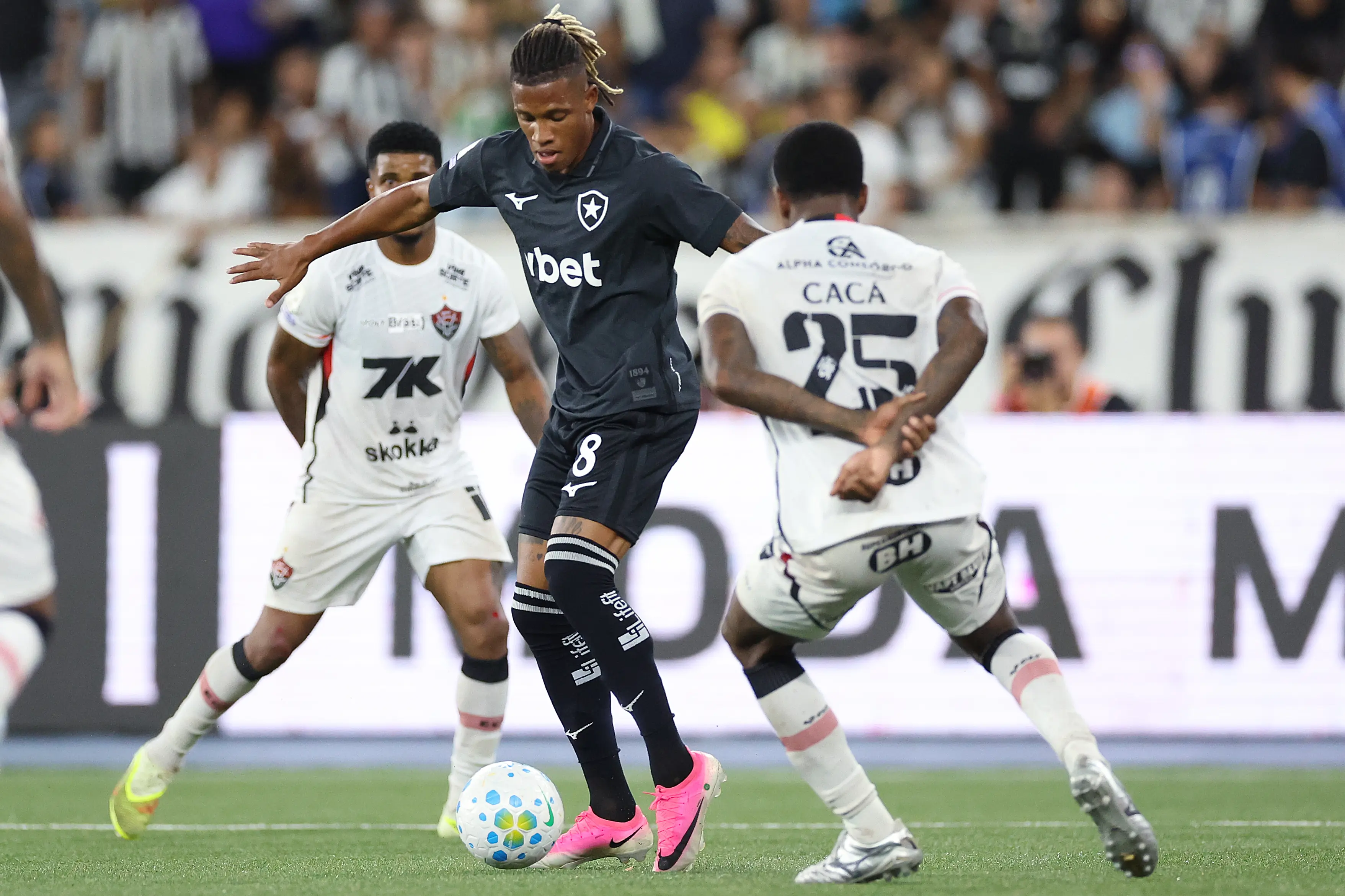 Botafogo esbarra em Arcanjo e empata com o Vitória, mas passa o São Paulo no Brasileirão