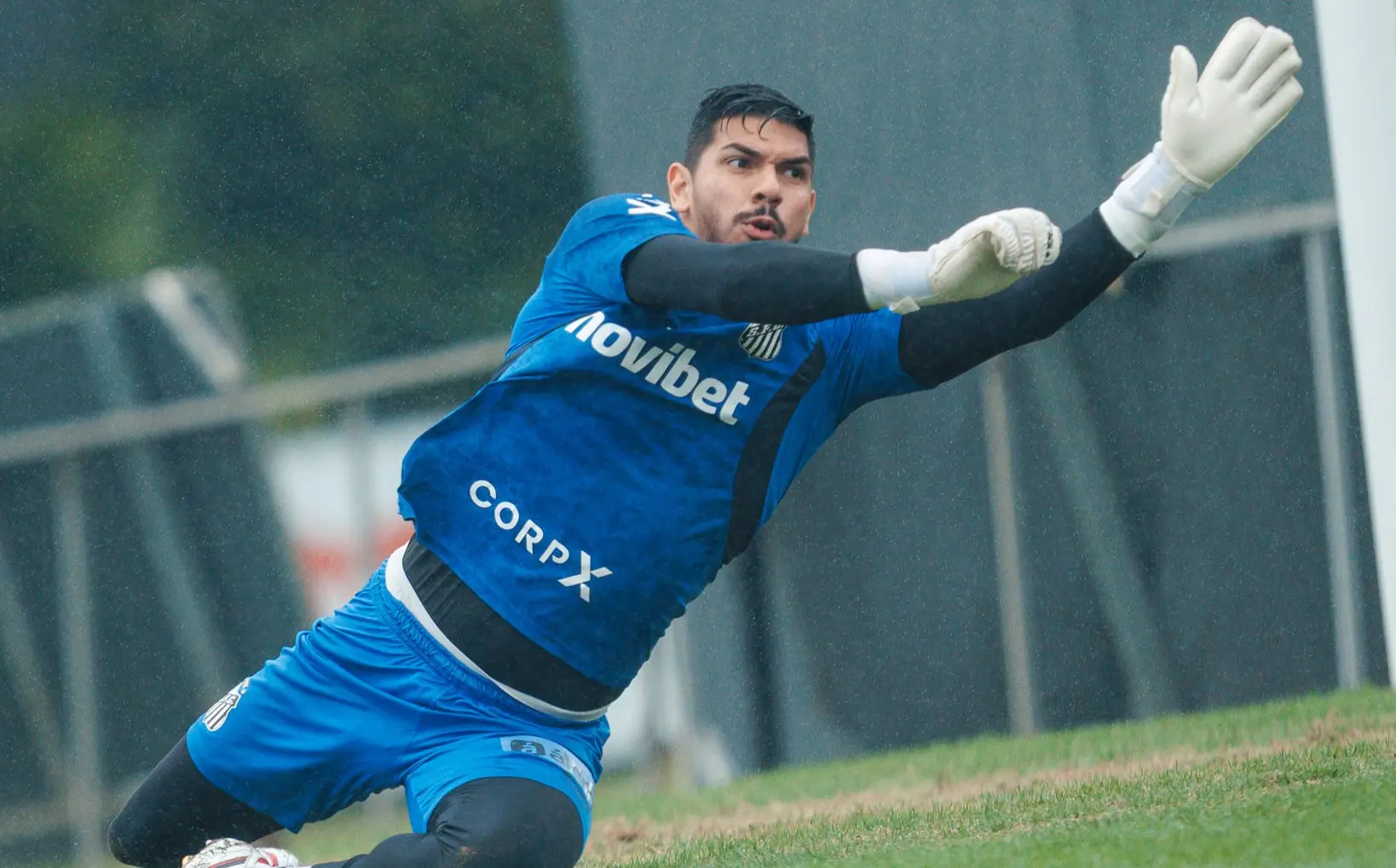 Goleiro volta a ser relacionado pelo Santos após empréstimo e vira opção