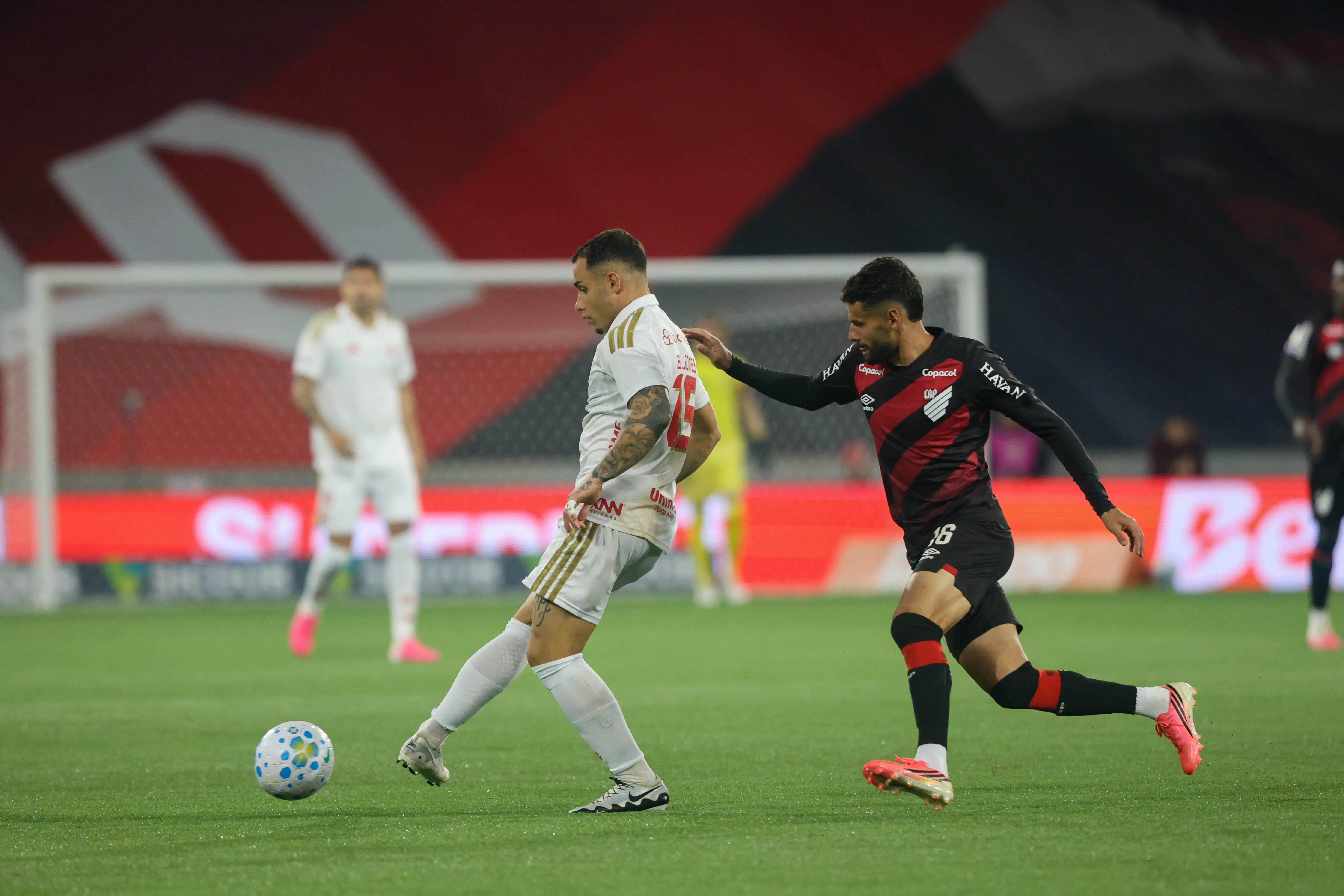 Terceiro colocado, Athletico-PR bate Inter e chega a quarta vitória seguida no Brasileirão