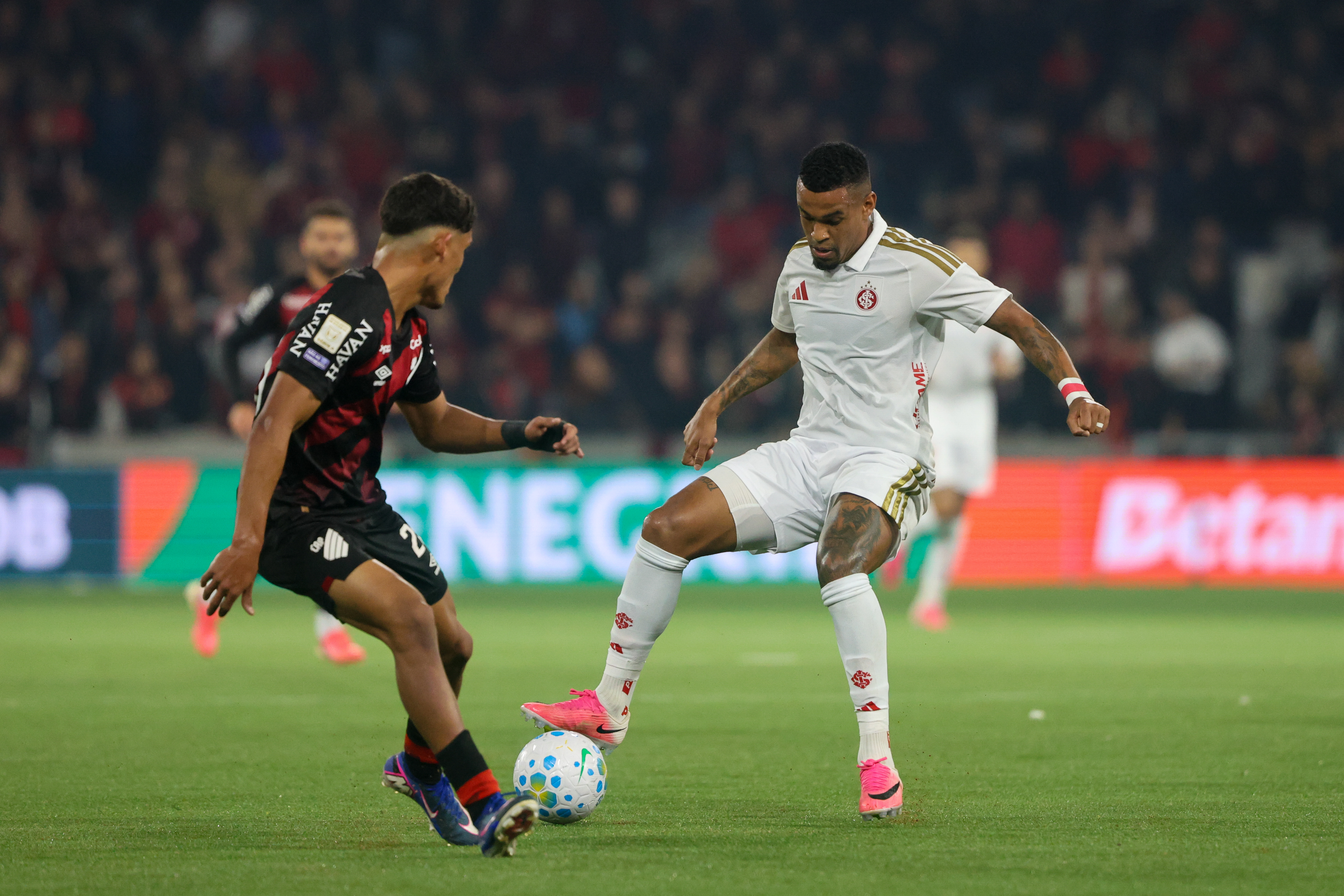 Veja fotos do duelo entre Athletico-PR e Internacional pelo Brasileirão