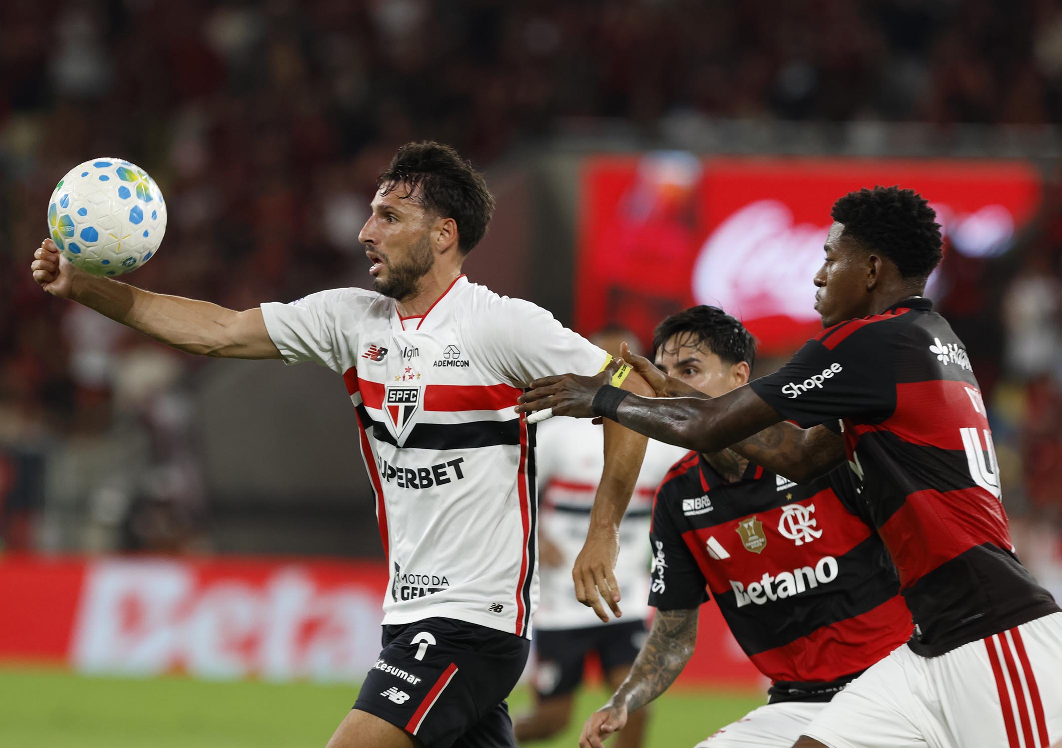 Análise: São Paulo consegue conter o Flamengo, mas é punido na bola parada