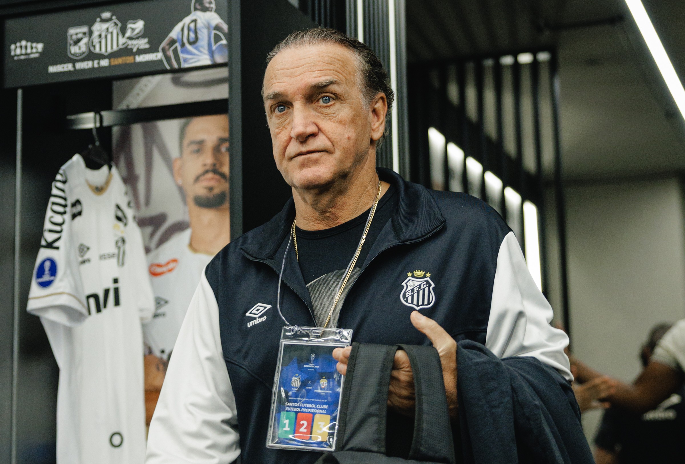 Cuca admite preocupação com defesa do Santos, mas respalda Adonis Frías após erro