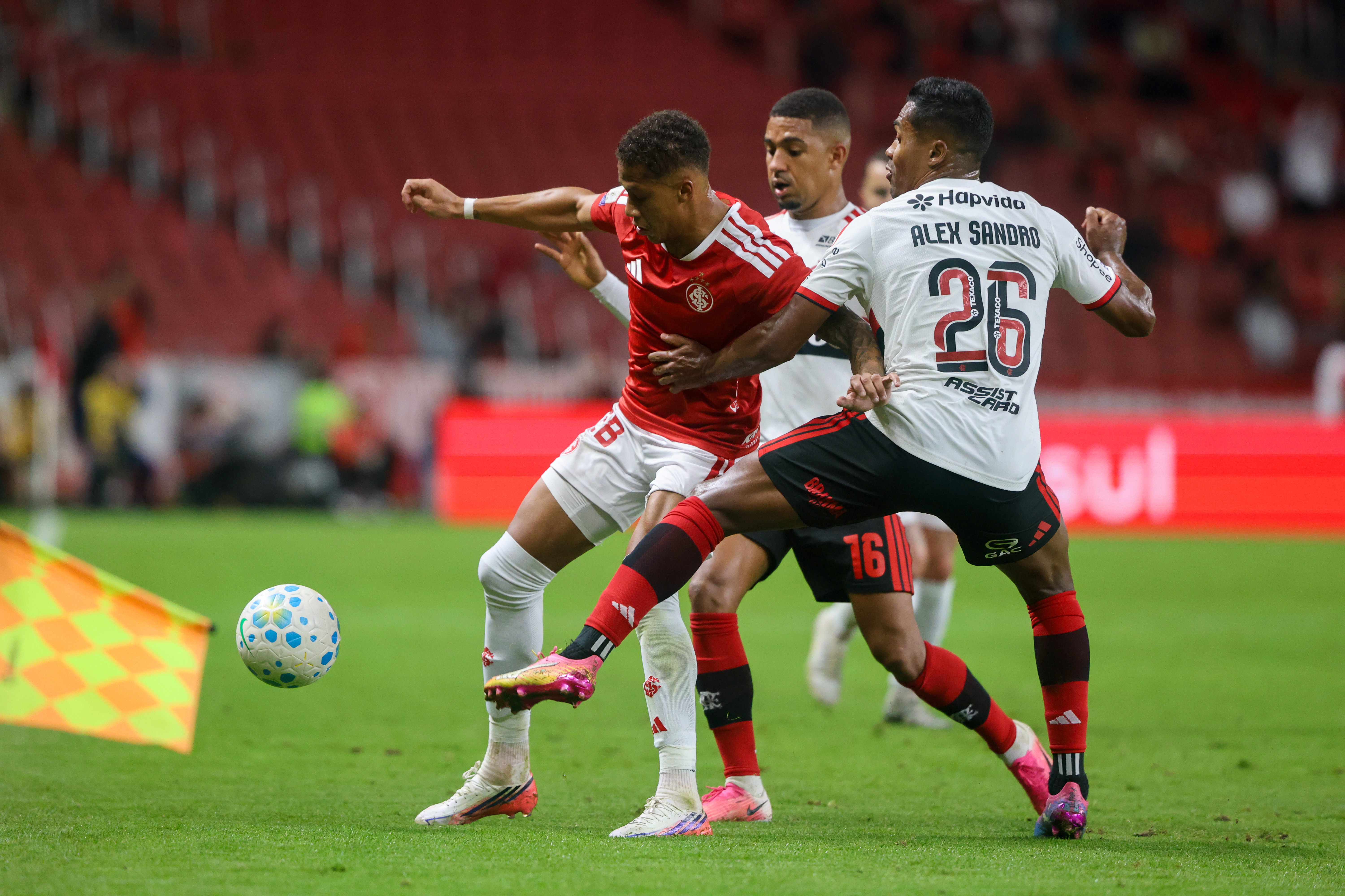 Flamengo empata com o Inter e pode ver Palmeiras se distanciar no Brasileirão