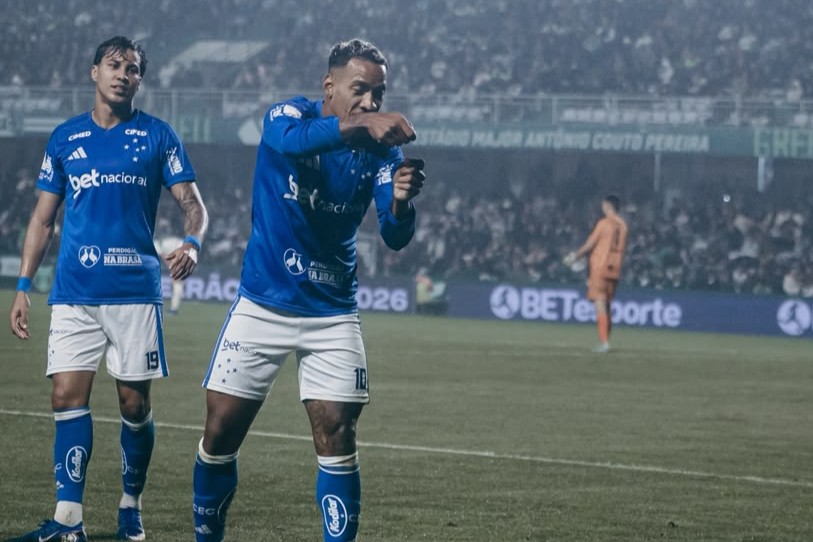 Cruzeiro se aproxima da Libertadores com vitória decisiva sobre o Coritiba em Curitiba
