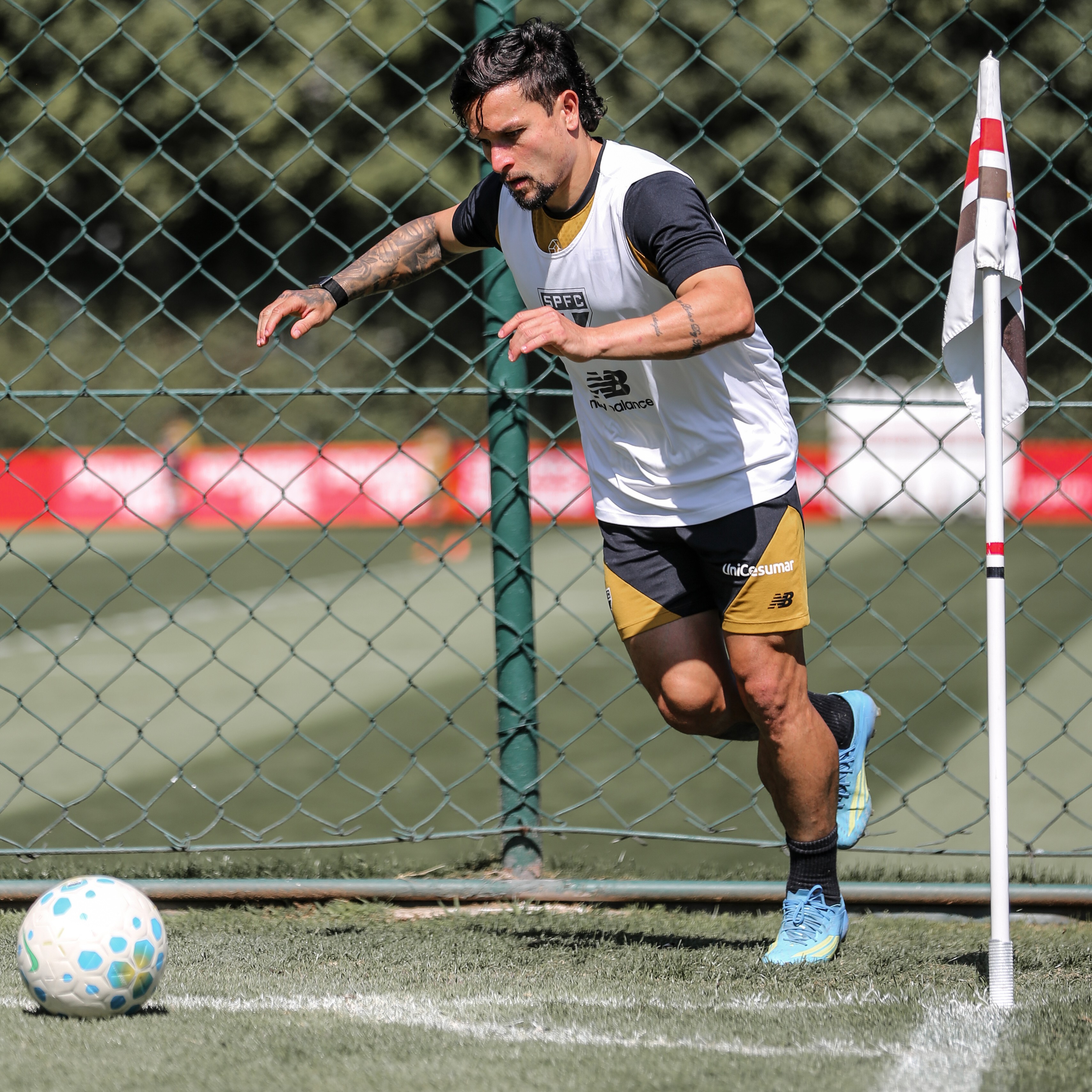 Dorival promove treino tático e foca em ajustes de bolas paradas no São Paulo