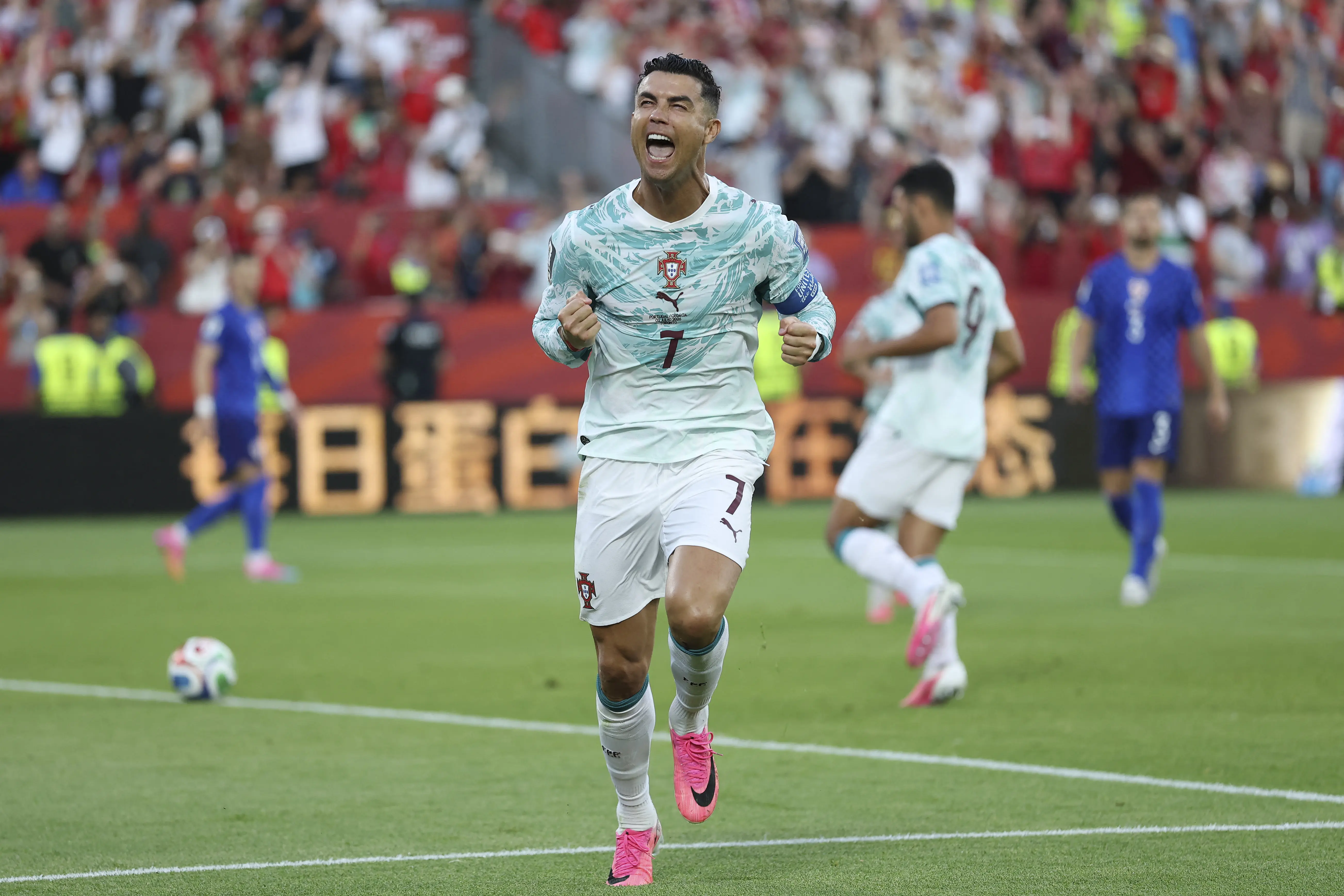 Portugal vira sobre a Croácia com CR7 decisivo e pega a Espanha nas oitavas