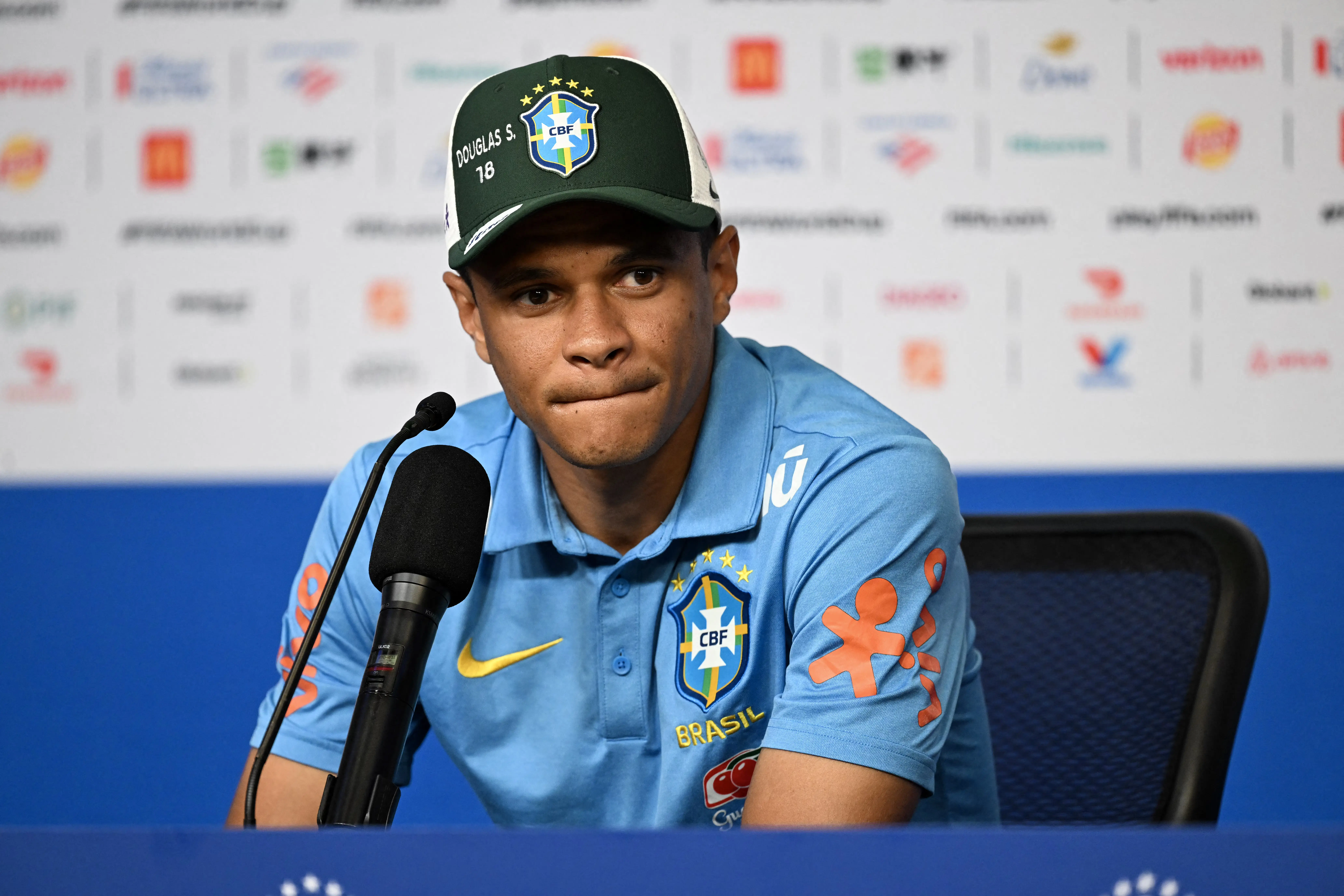 Douglas Santos rebate falas de técnico antes de Brasil x Noruega: "Serve de motivação"