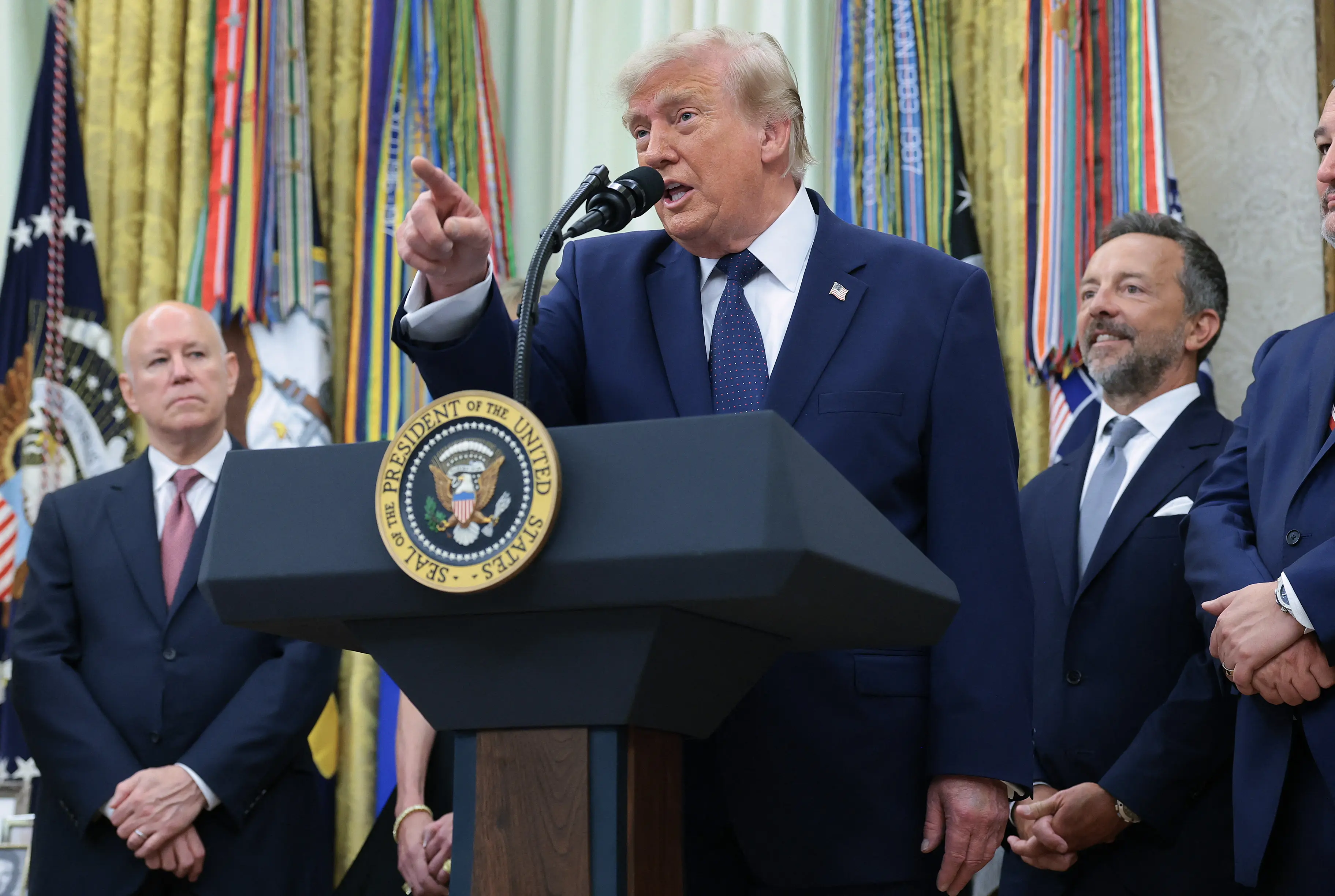 Trump chama Raphael Claus de 'muito suspeito' após cartão vermelho a Balogun