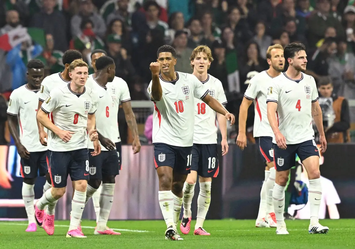 Inglaterra se segura com um a menos, derruba o México no Azteca e vai às quartas da Copa