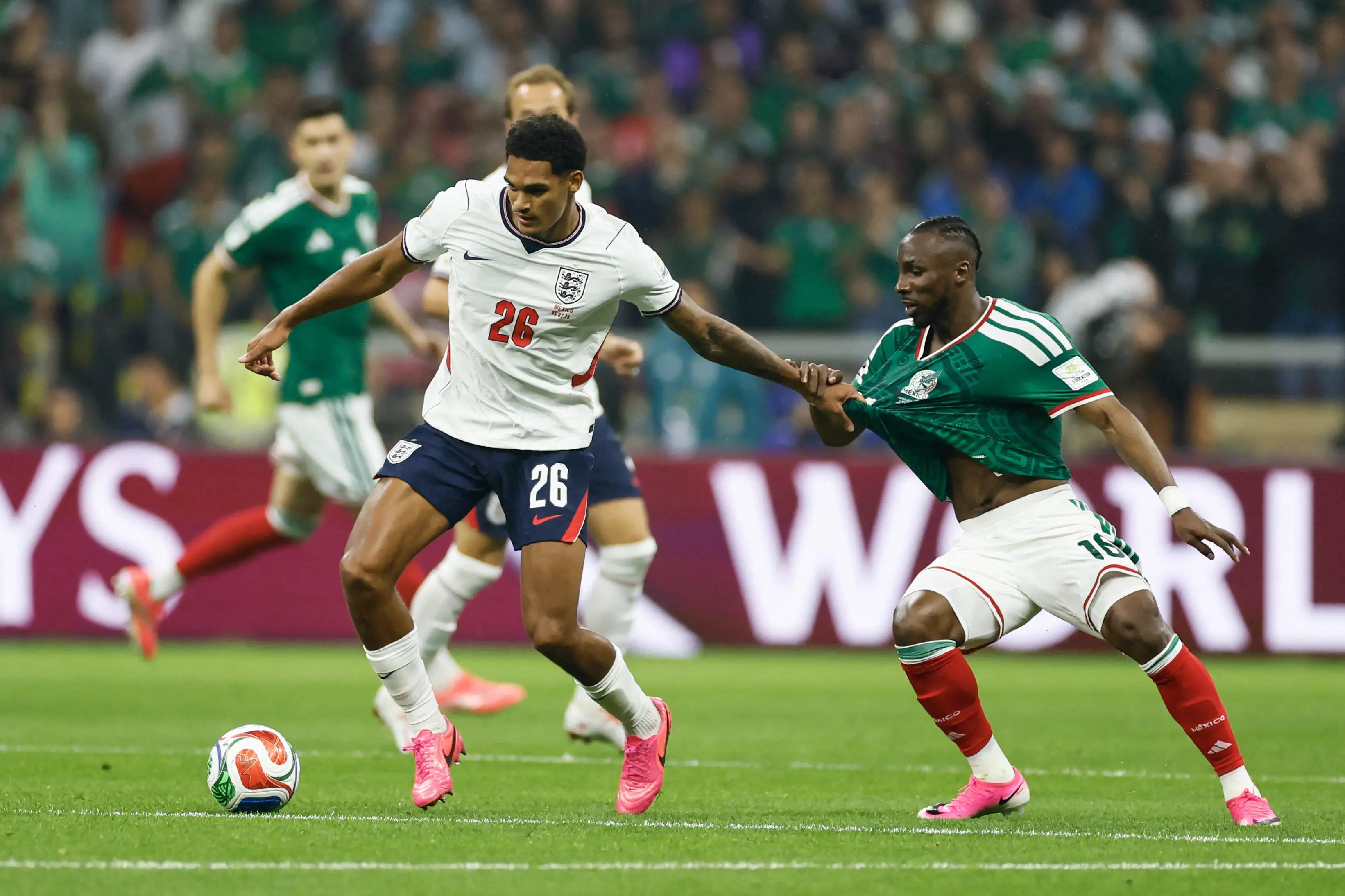 Zagueiro da Inglaterra pega dois jogos de suspensão após expulsão contra o México