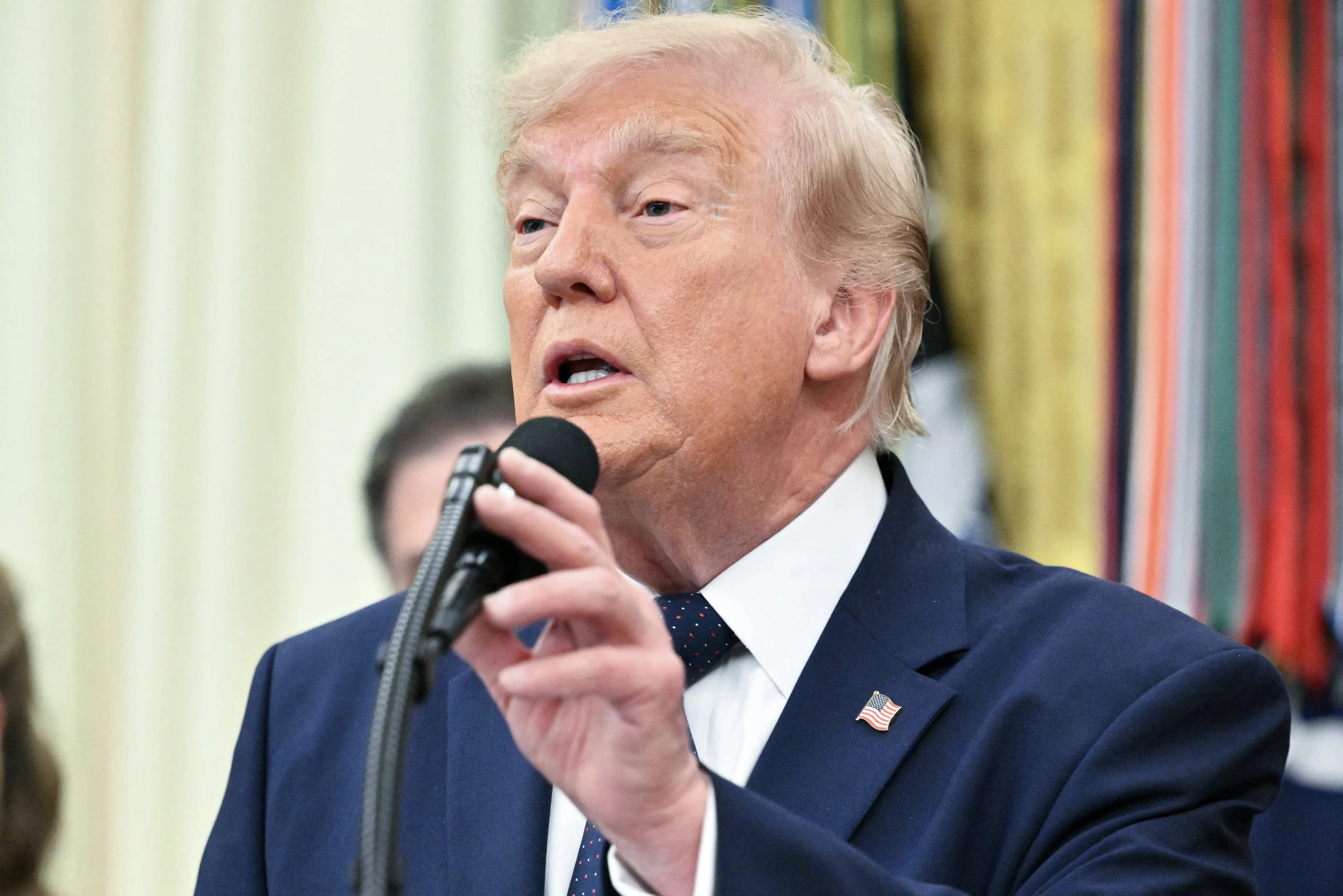 Trump confirma ter pedido à FIFA que revisasse o cartão vermelho de Balogun
