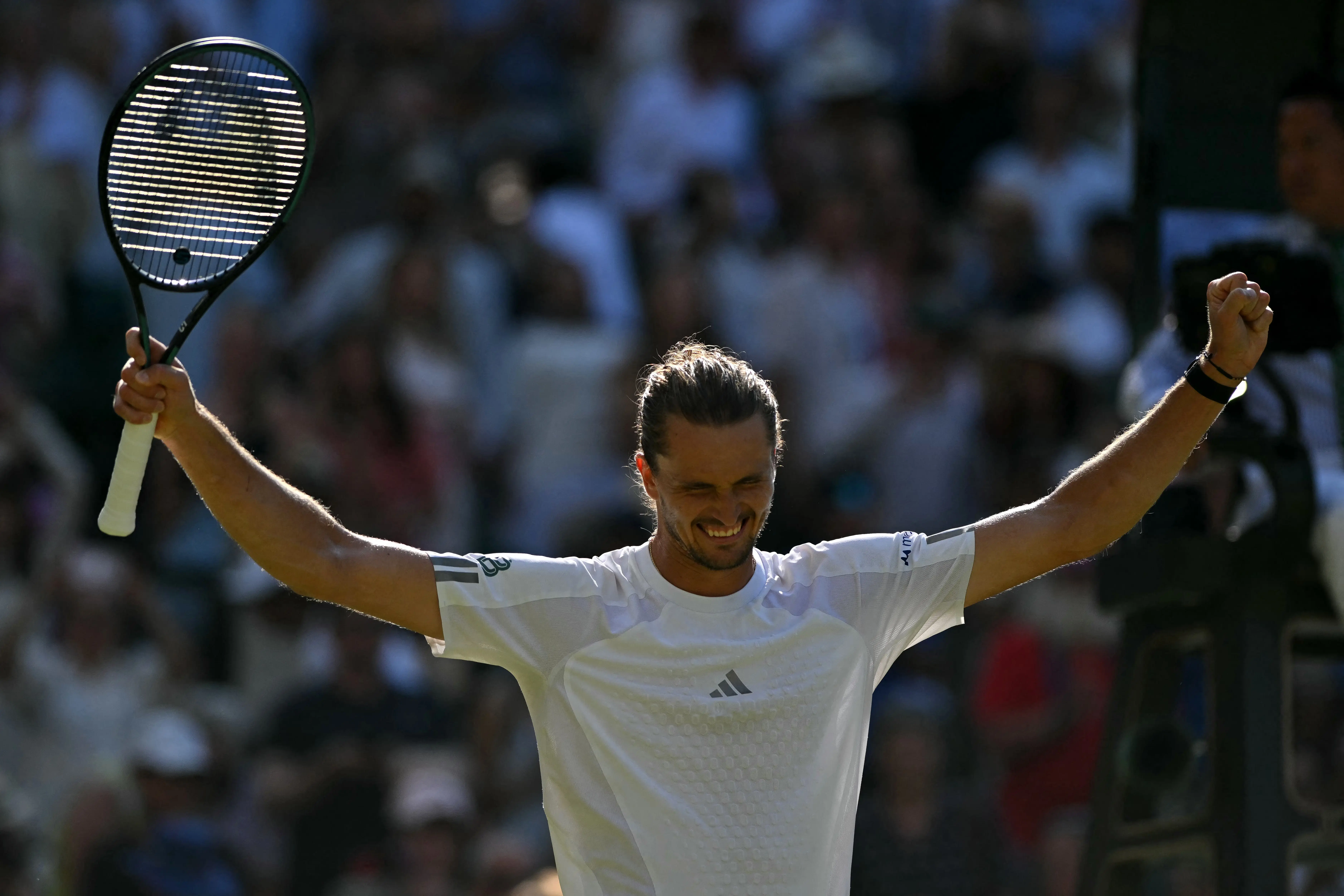 Zverev vence jogo adiado e vai às quartas de final de Wimbledon