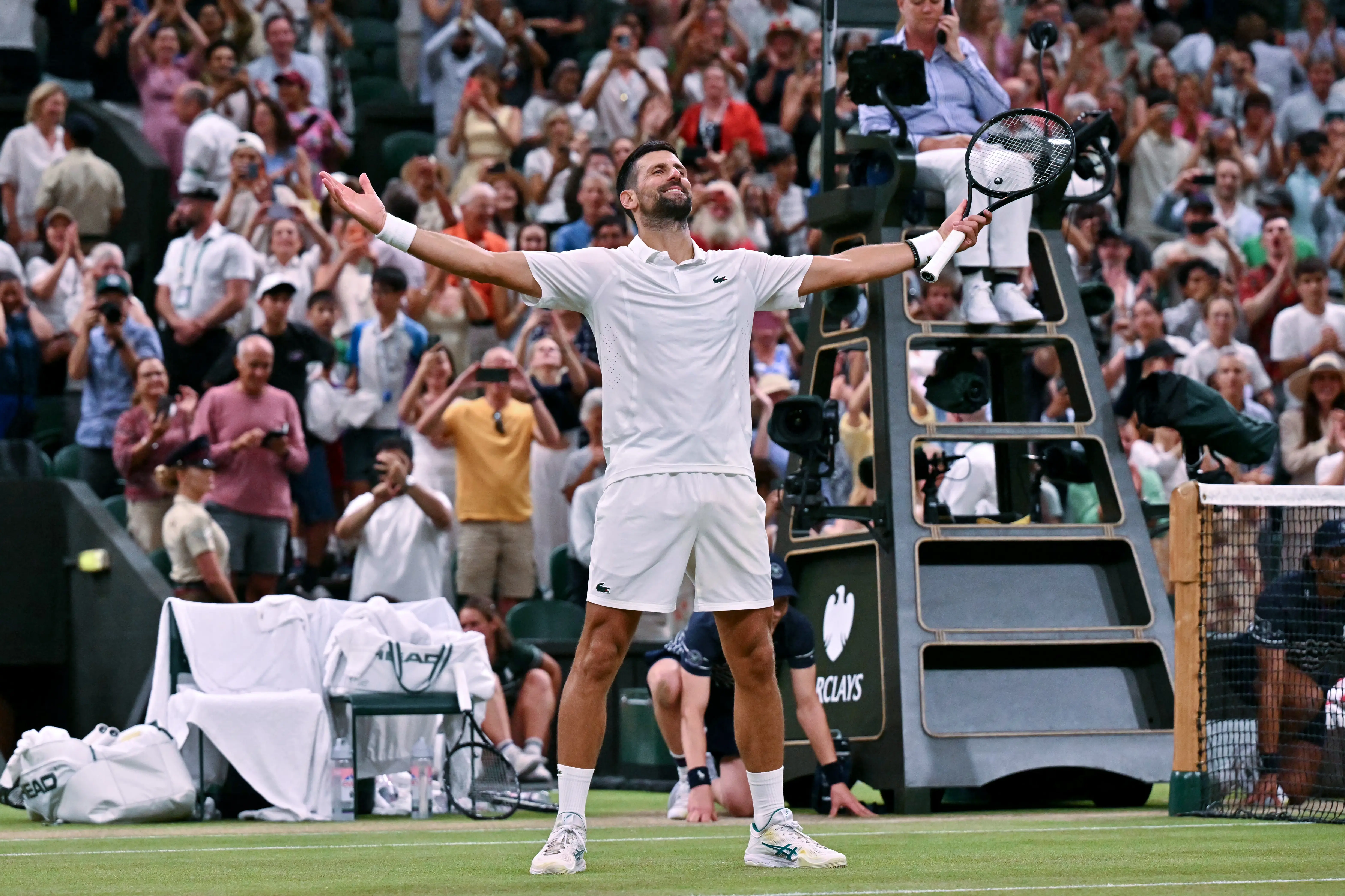 Djokovic sofre, mas vence Aliassime e enfrenta Sinner nas semifinais de Wimbledon