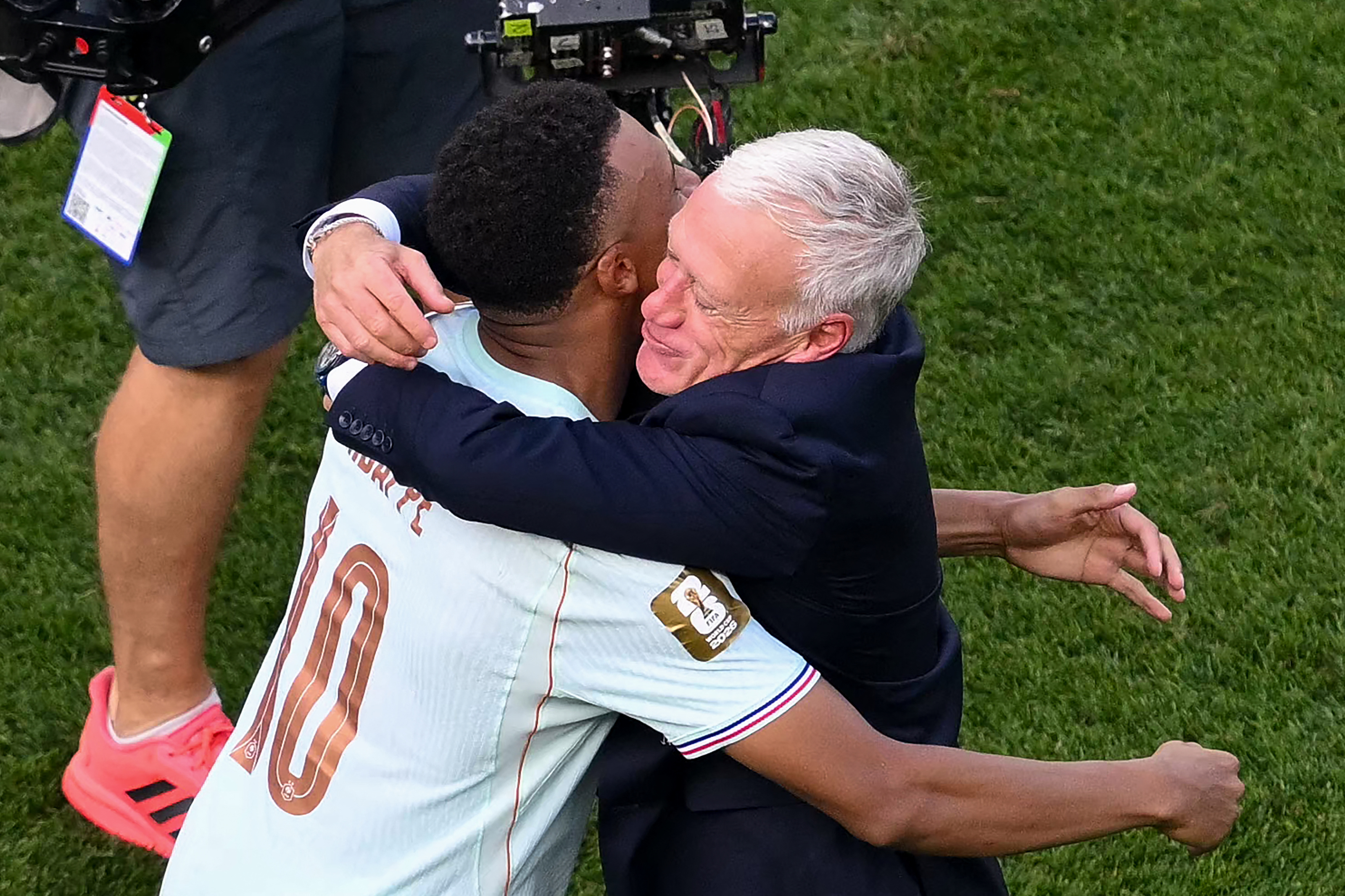 ‘Deveríamos ter te dado um final melhor’, diz Mbappé a Deschamps nas redes sociais
