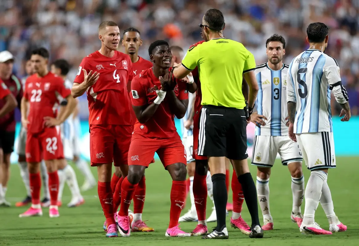 Técnico da Suíça critica expulsão de Embolo contra a Argentina