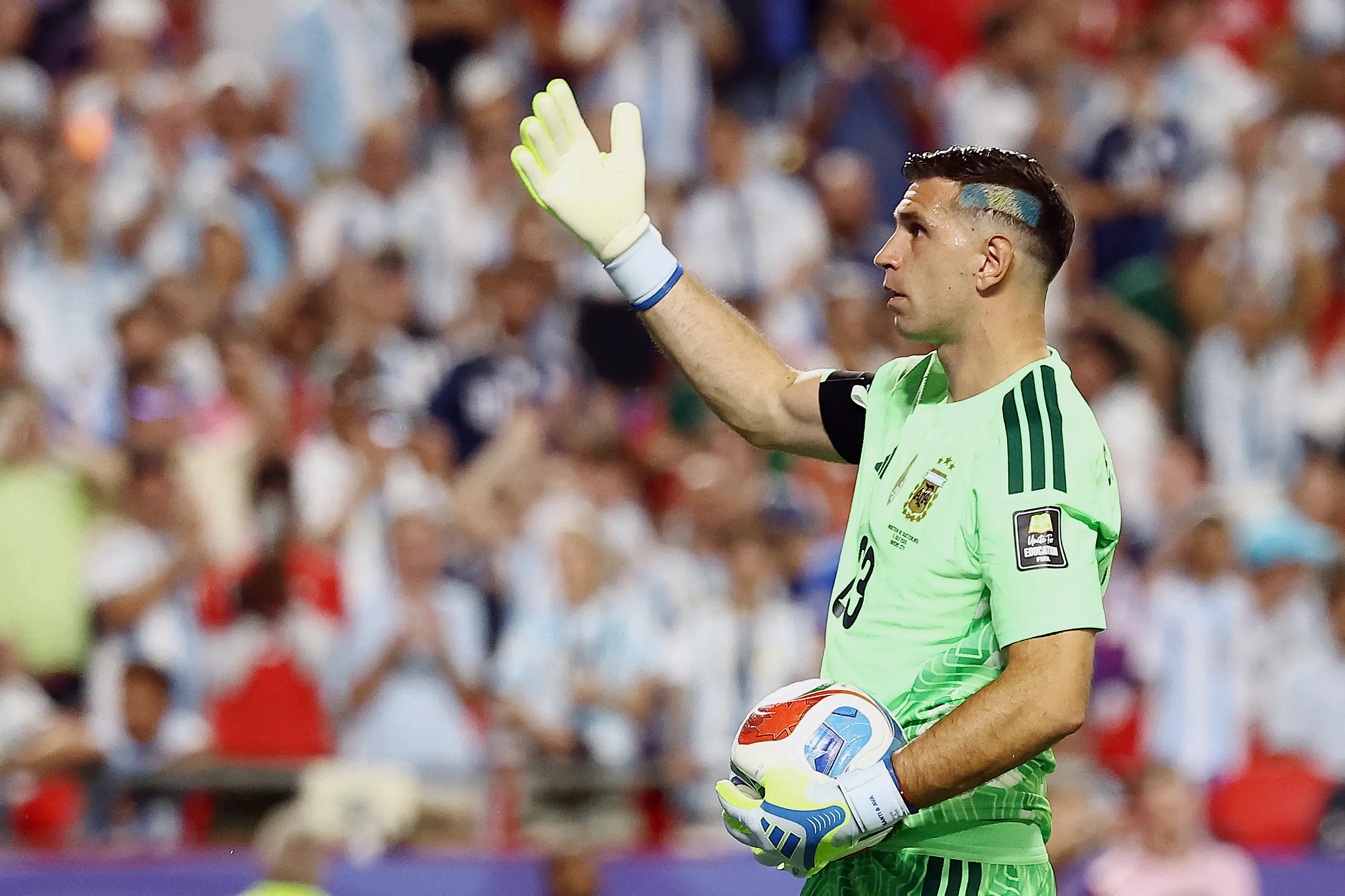 Dibu Martínez pode quebrar recorde histórico em Inglaterra x Argentina