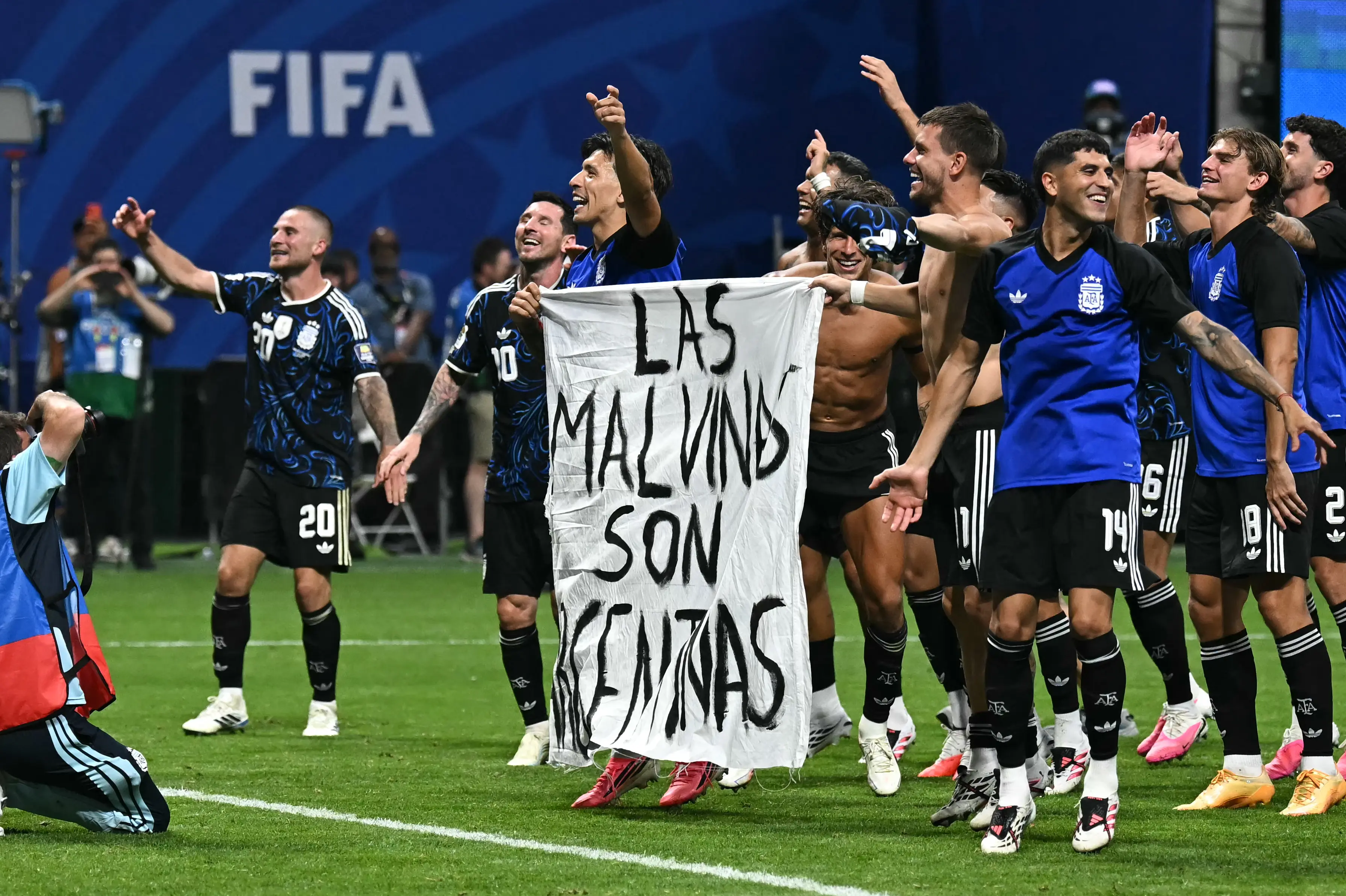 Jogadores da Argentina comemoram vitória sobre a Inglaterra com faixa em referência às Malvinas