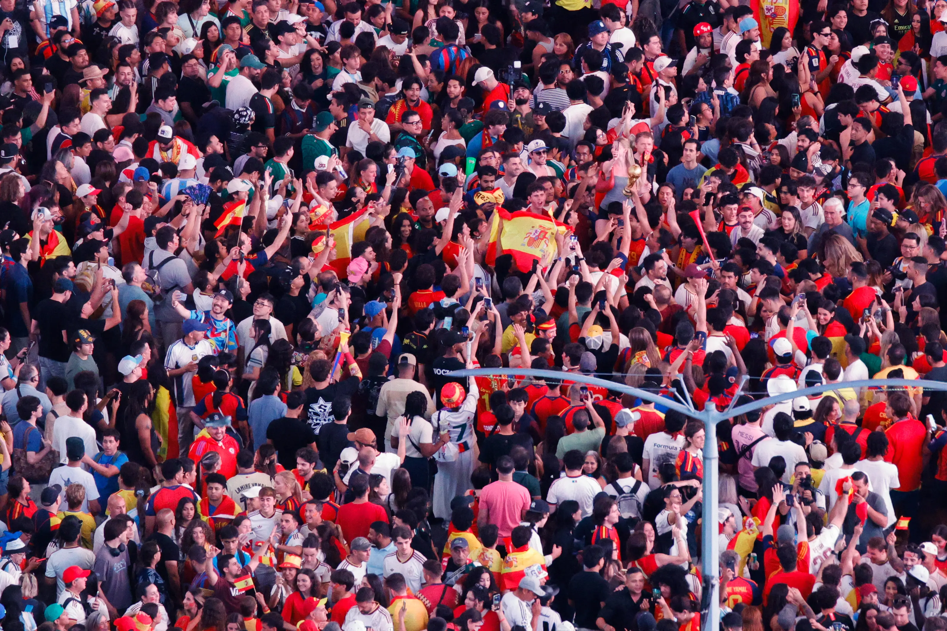 Adolescente morre em desabamento de fonte durante festa da Copa na Espanha