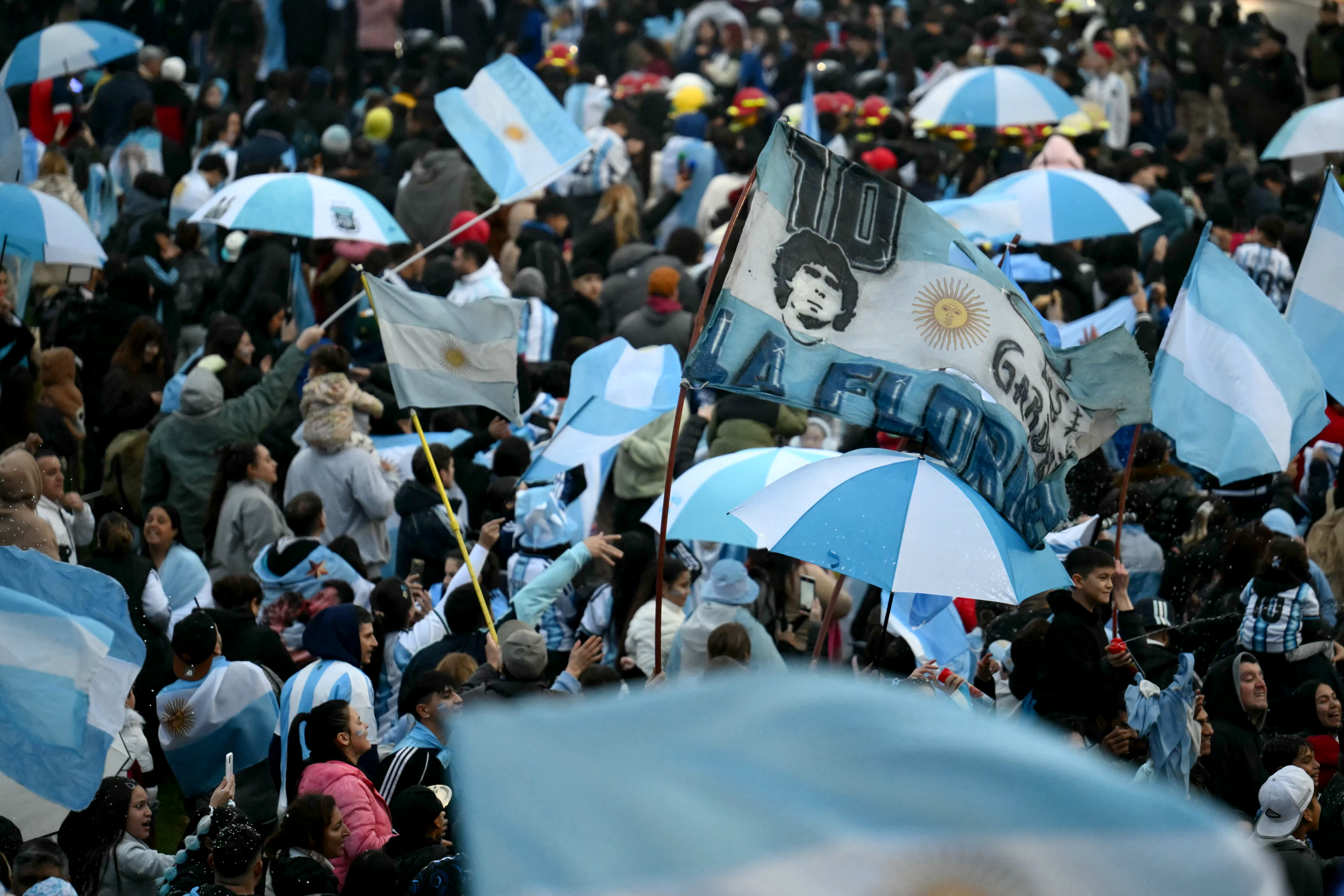 Sem Messi, ‘Albiceleste’ volta para casa e é recebida pela torcida argentina