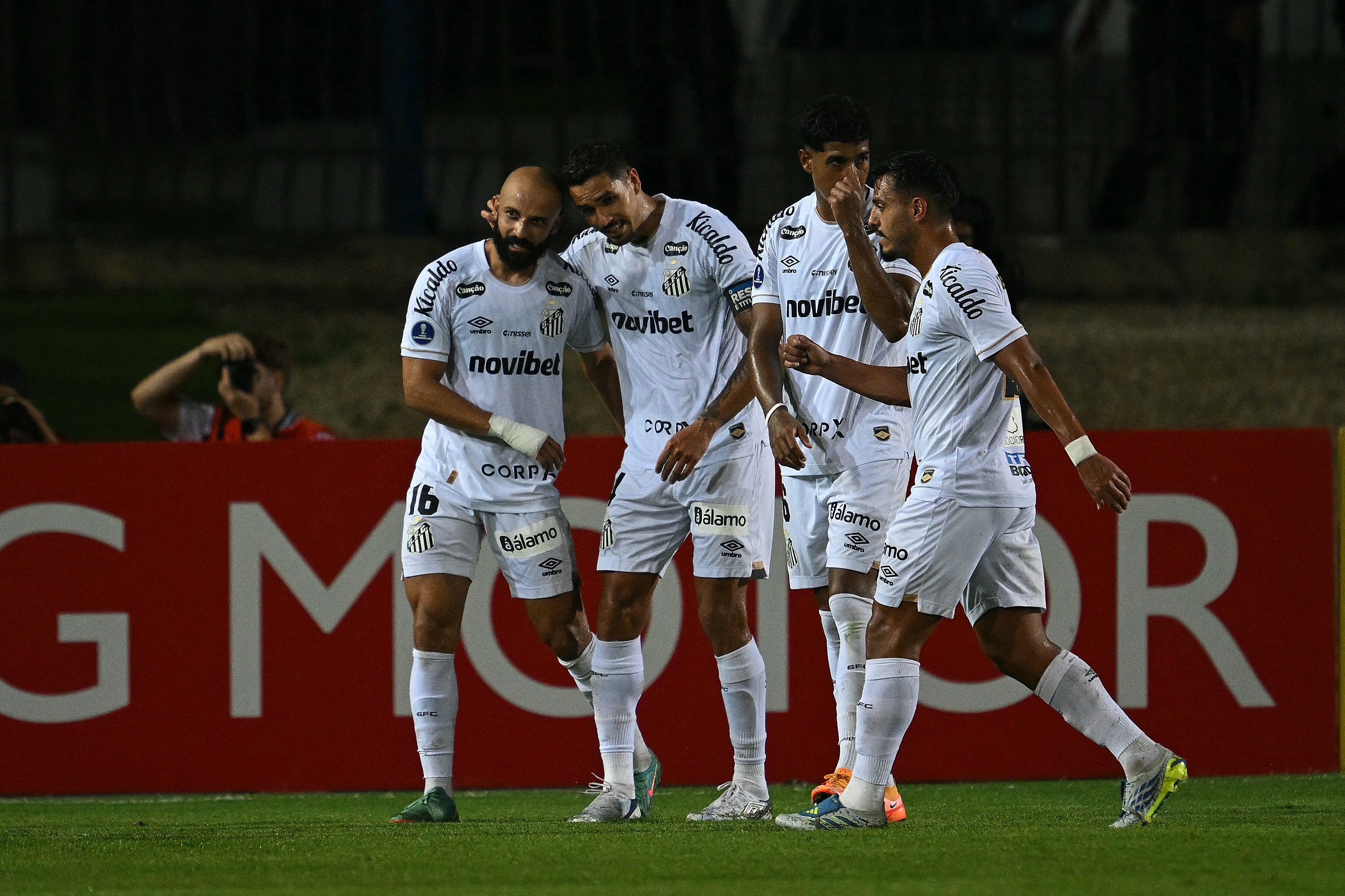 Melhores momentos da goleada do Santos sobre o UCV pela Sul-Americana