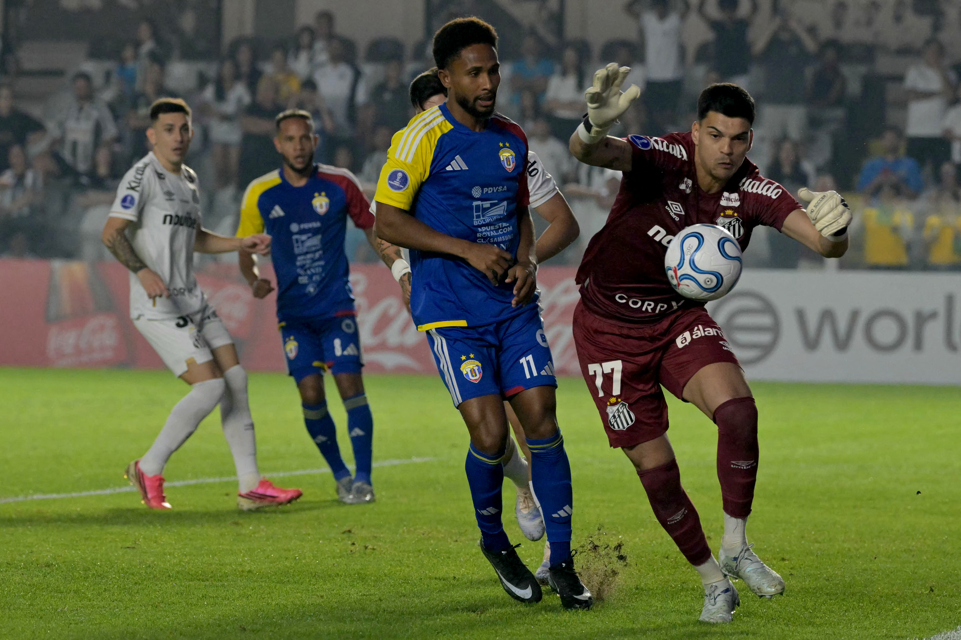 Milagre na Vila! Gabriel Brazão faz defesa espetacular e evita o gol da UCV; veja o lance