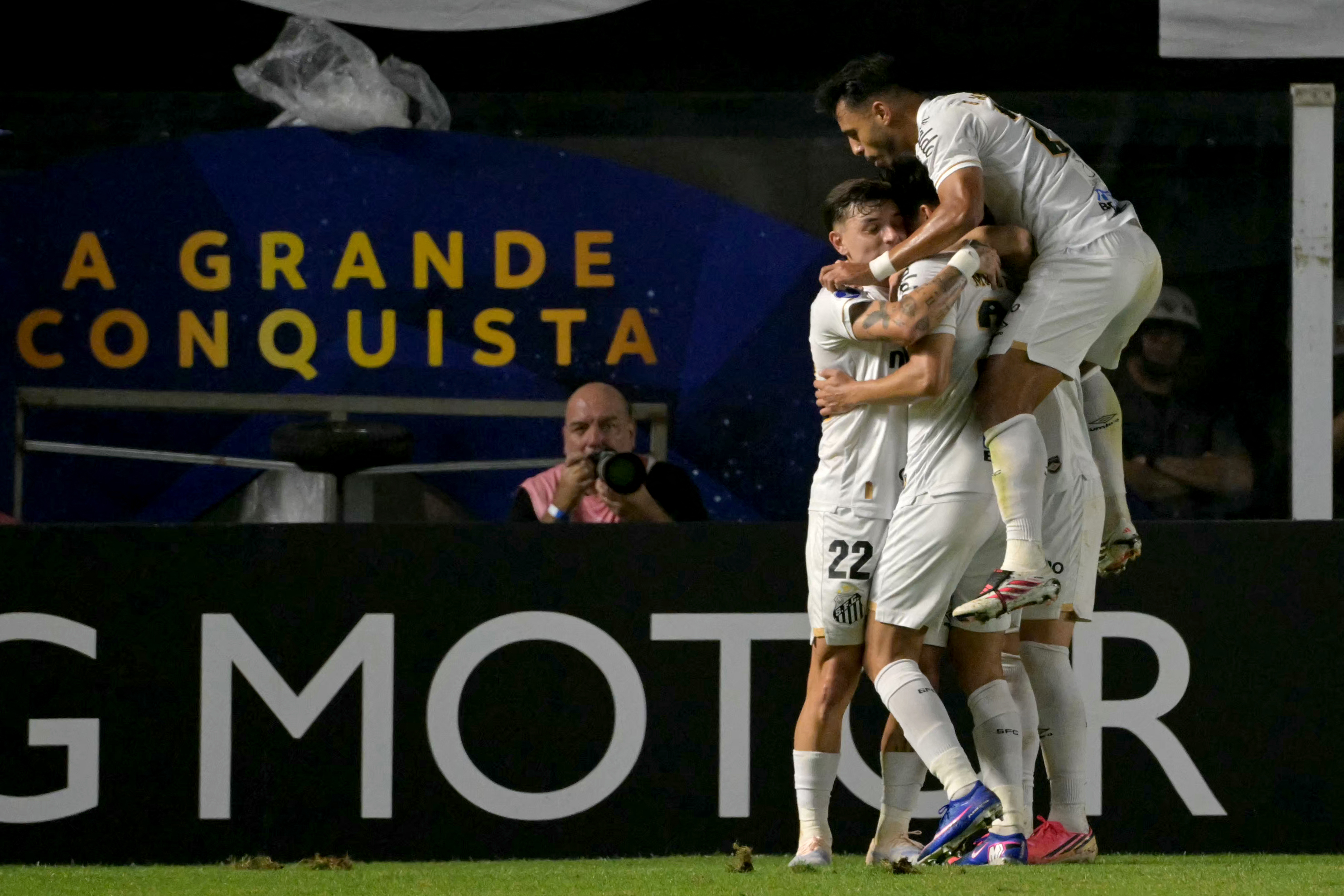Rony aparece livre na área e fecha vitória e classificação do Santos na Sul-Americana; confira