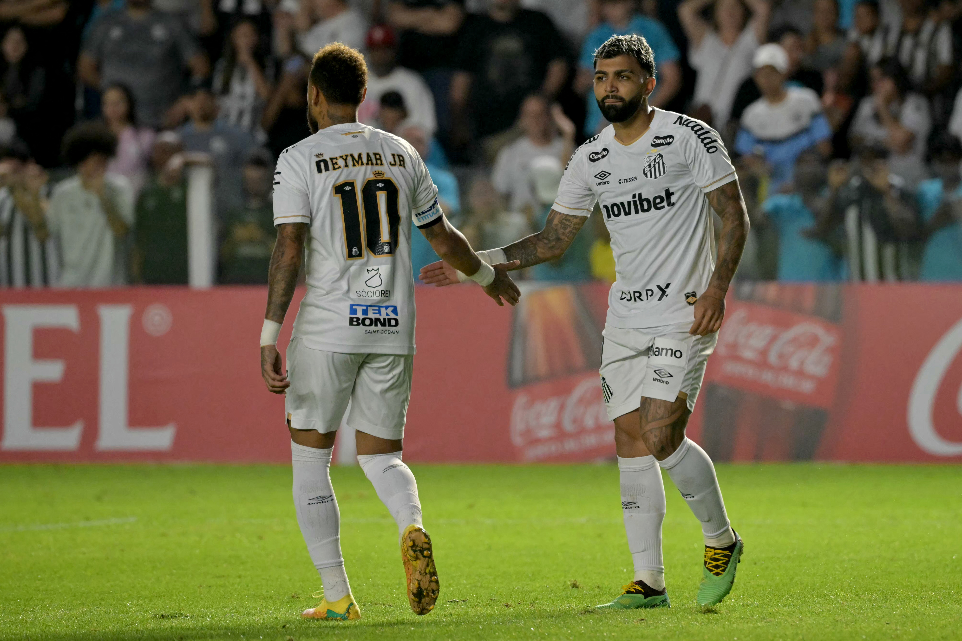 No lugar certo! Gabriel Barbosa marca o segundo gol do Santos na Sul-Americana; confira
