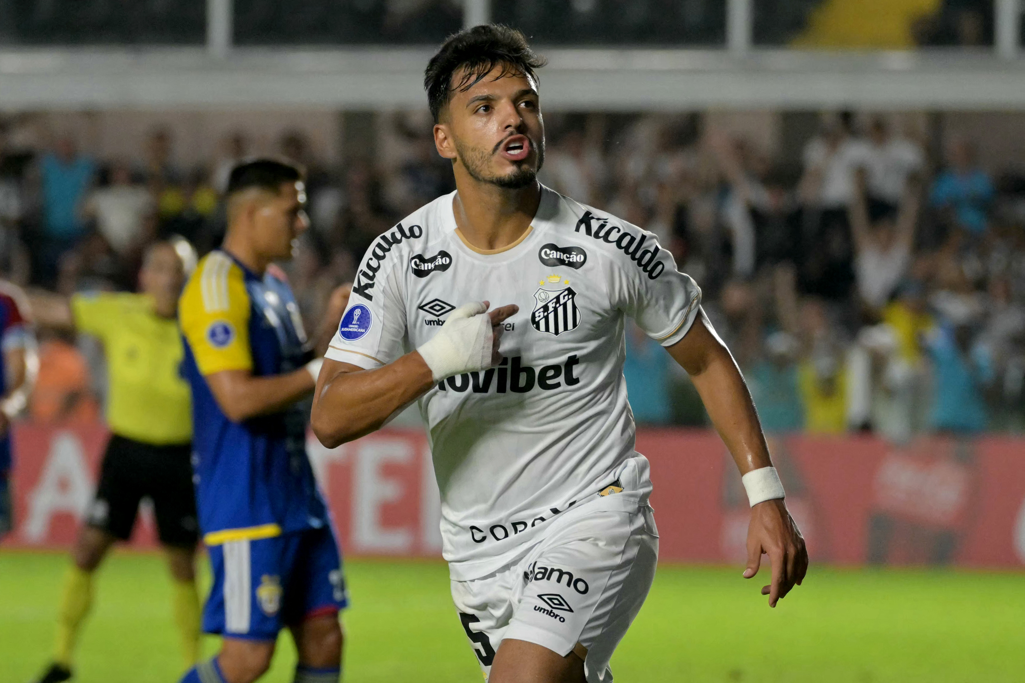 Gabriel Menino aproveita rebote e amplia para o Santos na Sul-Americana; veja