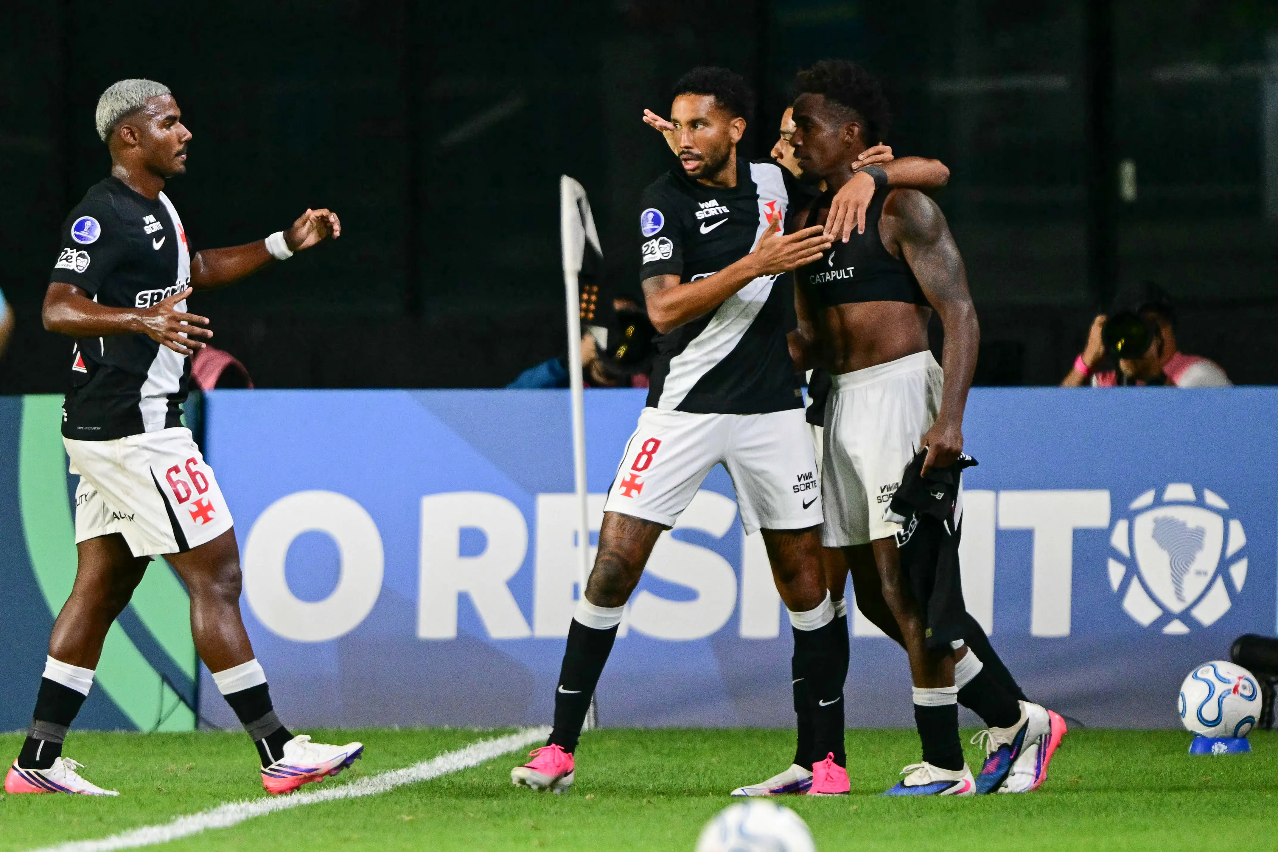 Com gol no fim, Vasco vence Ind. Medellín e avança às oitavas da Sul-Americana