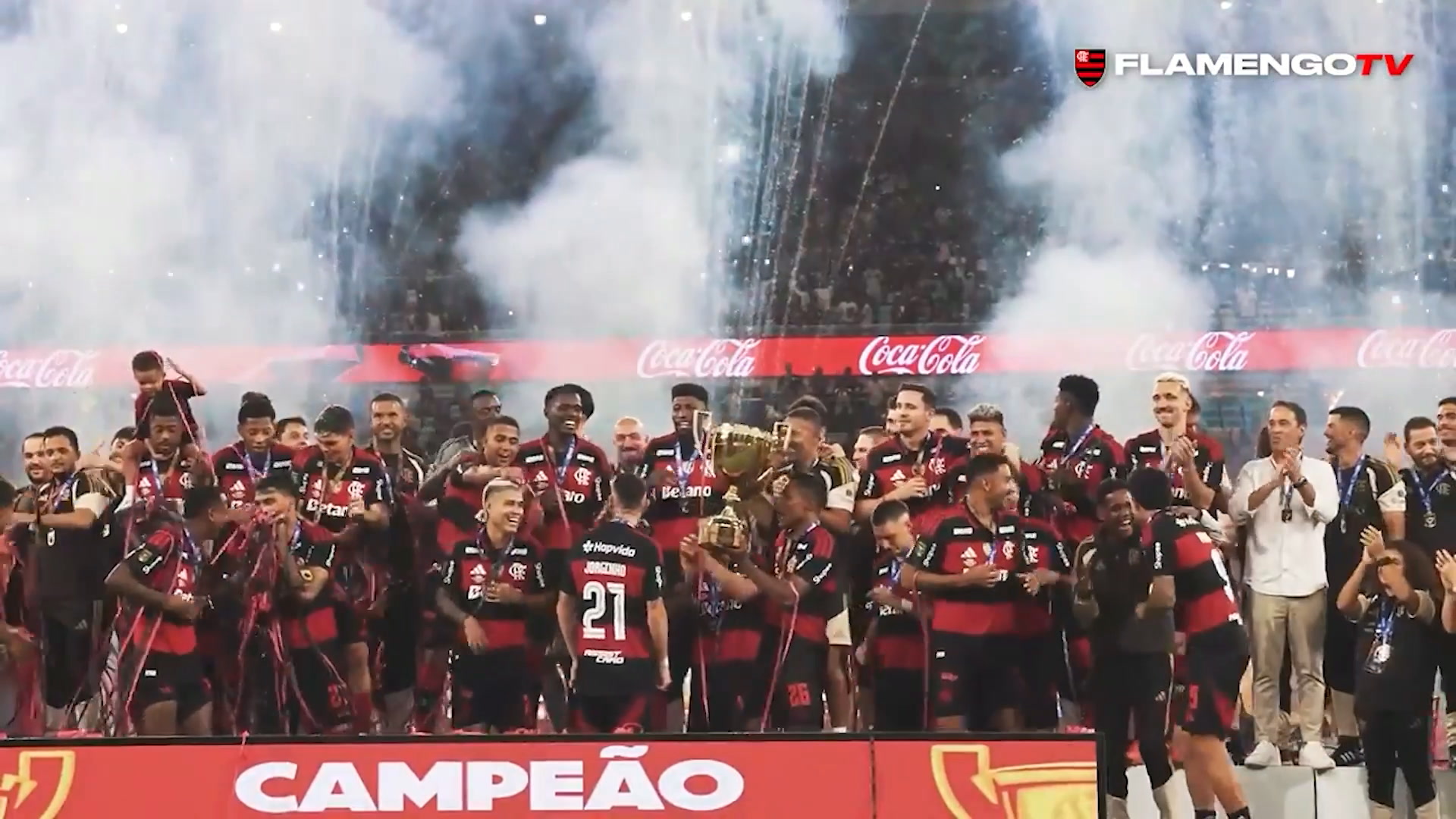 Alex Sandro renova contrato com o Flamengo