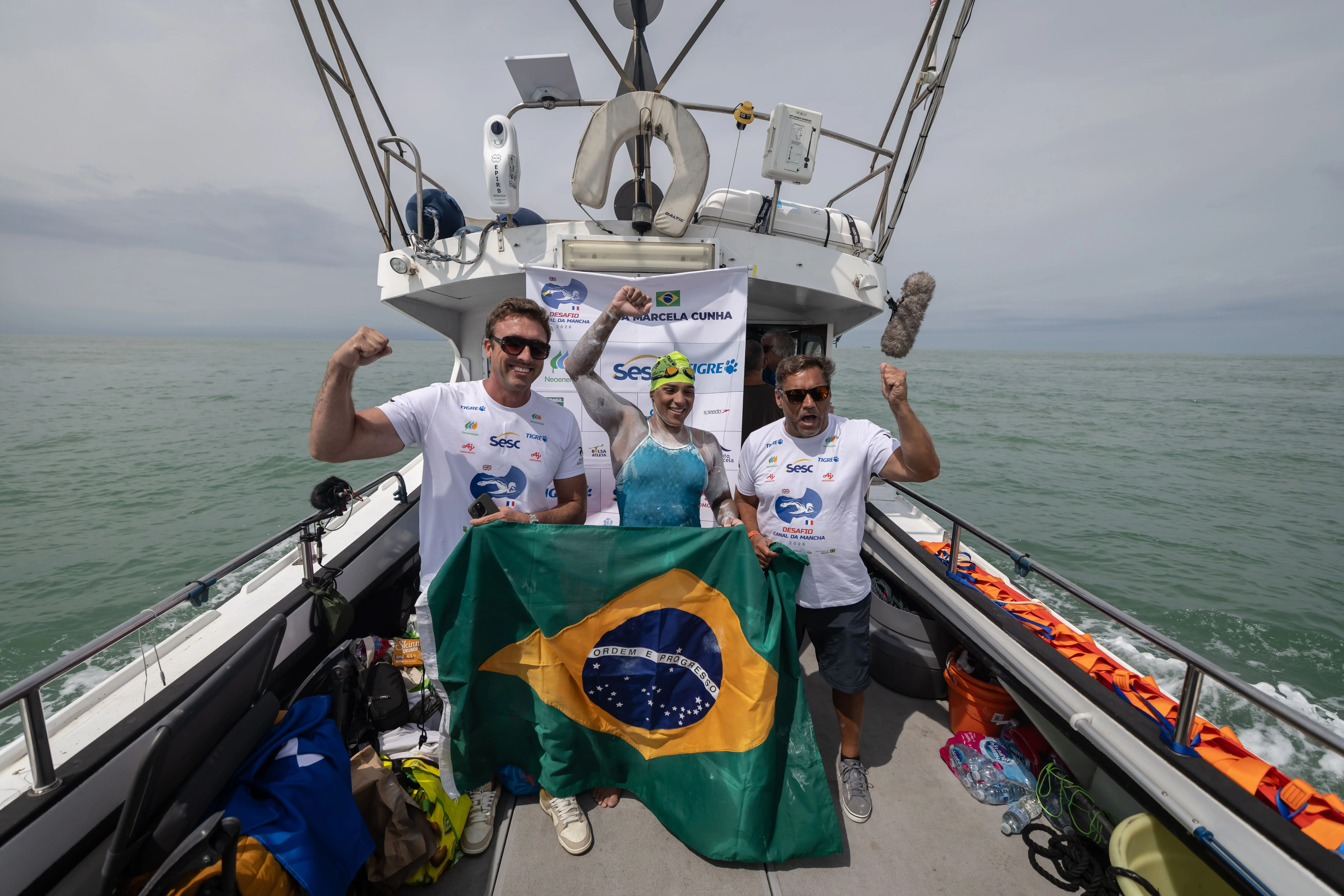 Ana Marcela Cunha completa travessia do Canal da Mancha com recorde