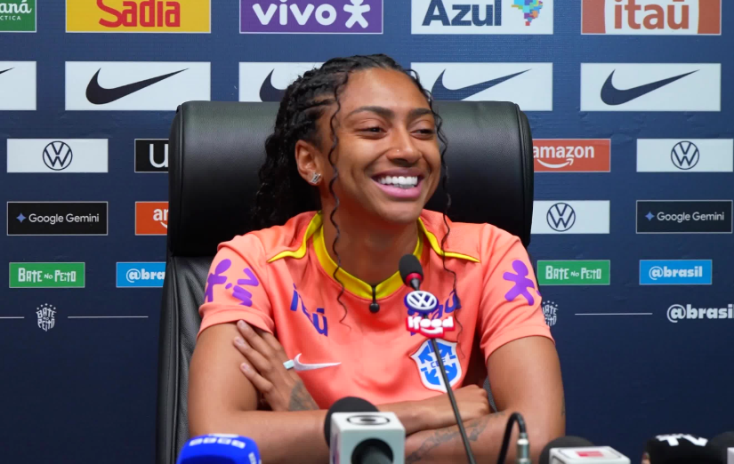 Atacante da Seleção vira contratação mais cara da história do futebol feminino brasileiro