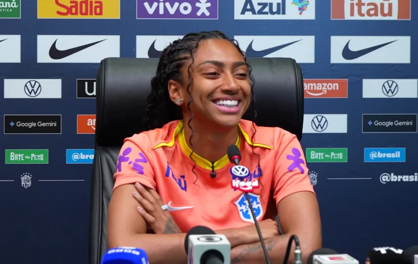 Atacante da Seleção vira contratação mais cara da história do futebol feminino brasileiro
