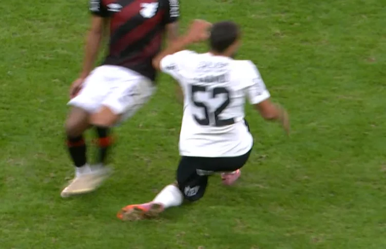 Zakaria Labyad torce o joelho em jogo do Corinthians e sai no intervalo