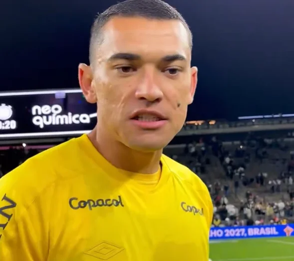 Goleiro Santos valoriza ponto conquistado pelo Athletico-PR em empate contra o Corinthians