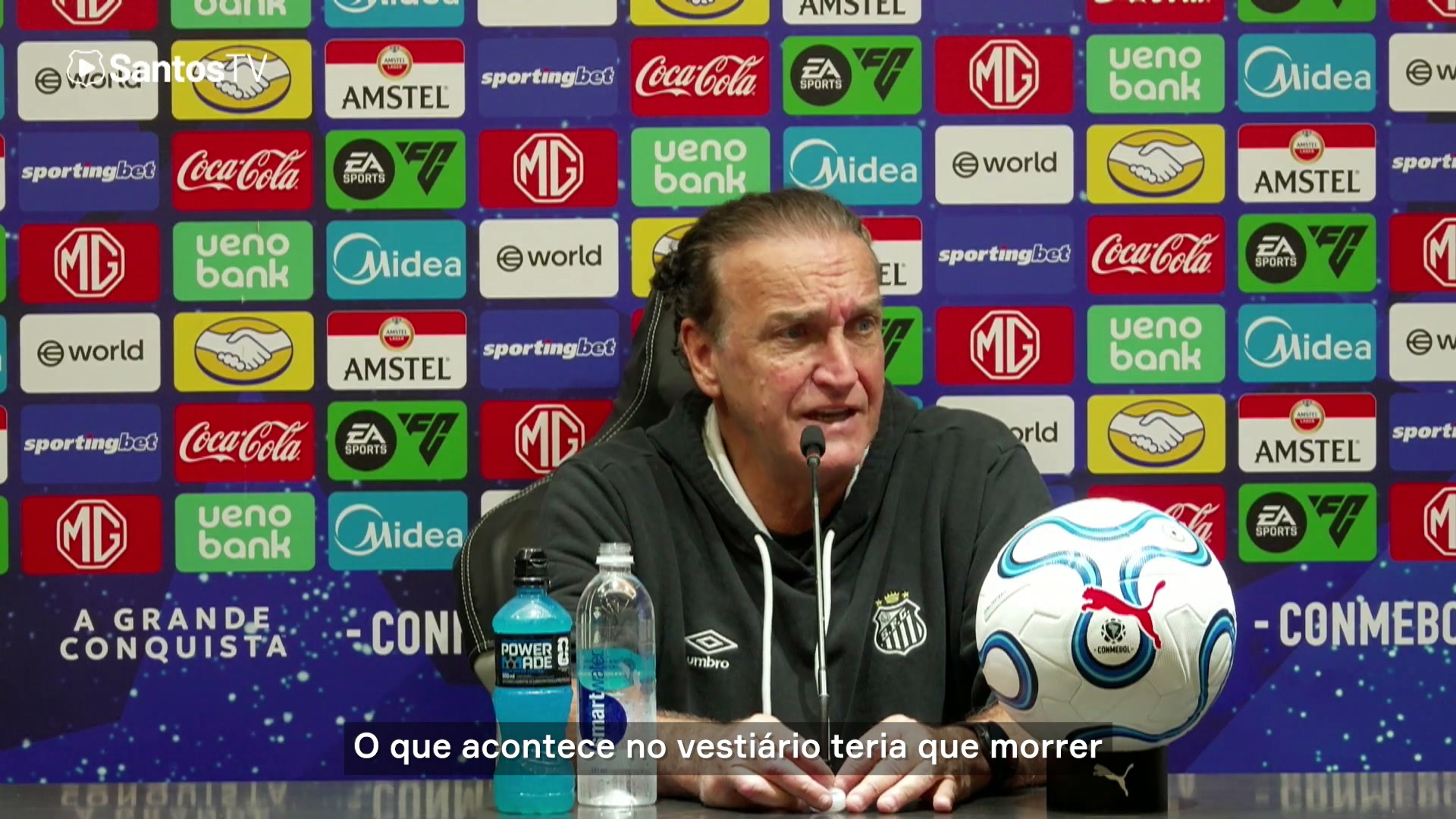 Cuca comenta cobranças no Santos: “Teria que morrer no vestiário”
