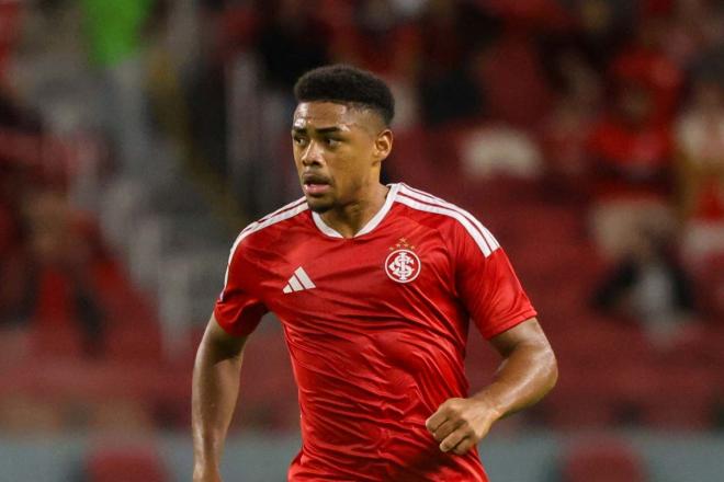 STJD pune Victor Gabriel com seis jogos e suspensão de até 180 dias por entrada em Gabriel Pec