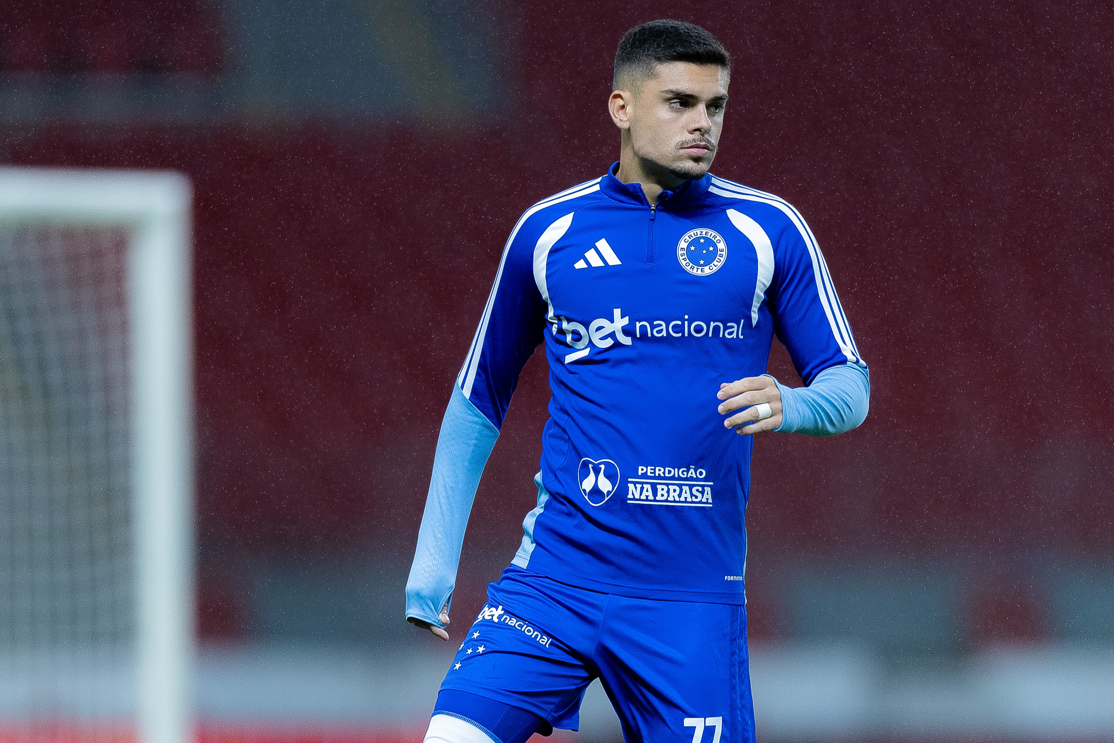 Gabriel Pec tem fratura confirmada e vira desfalque no Cruzeiro