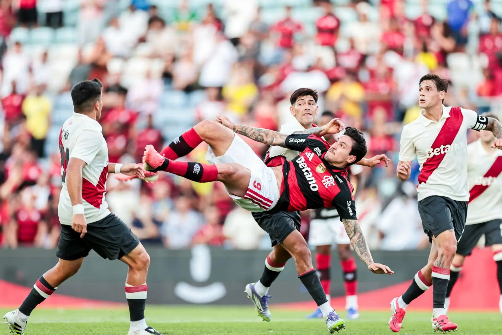 Em jogo equilibrado, Flamengo empata com River Plate em amistoso de intertemporada