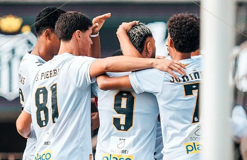 João Ananias celebra primeiro gol como profissional pelo Santos: "Sensação inexplicável"