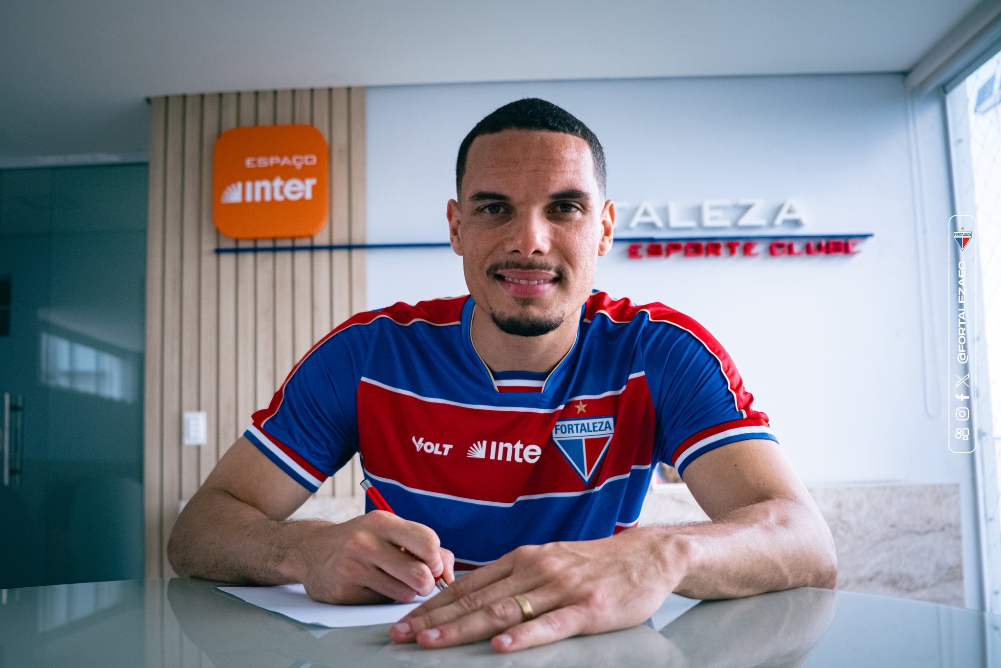 Fortaleza anuncia contratação do zagueiro Neris