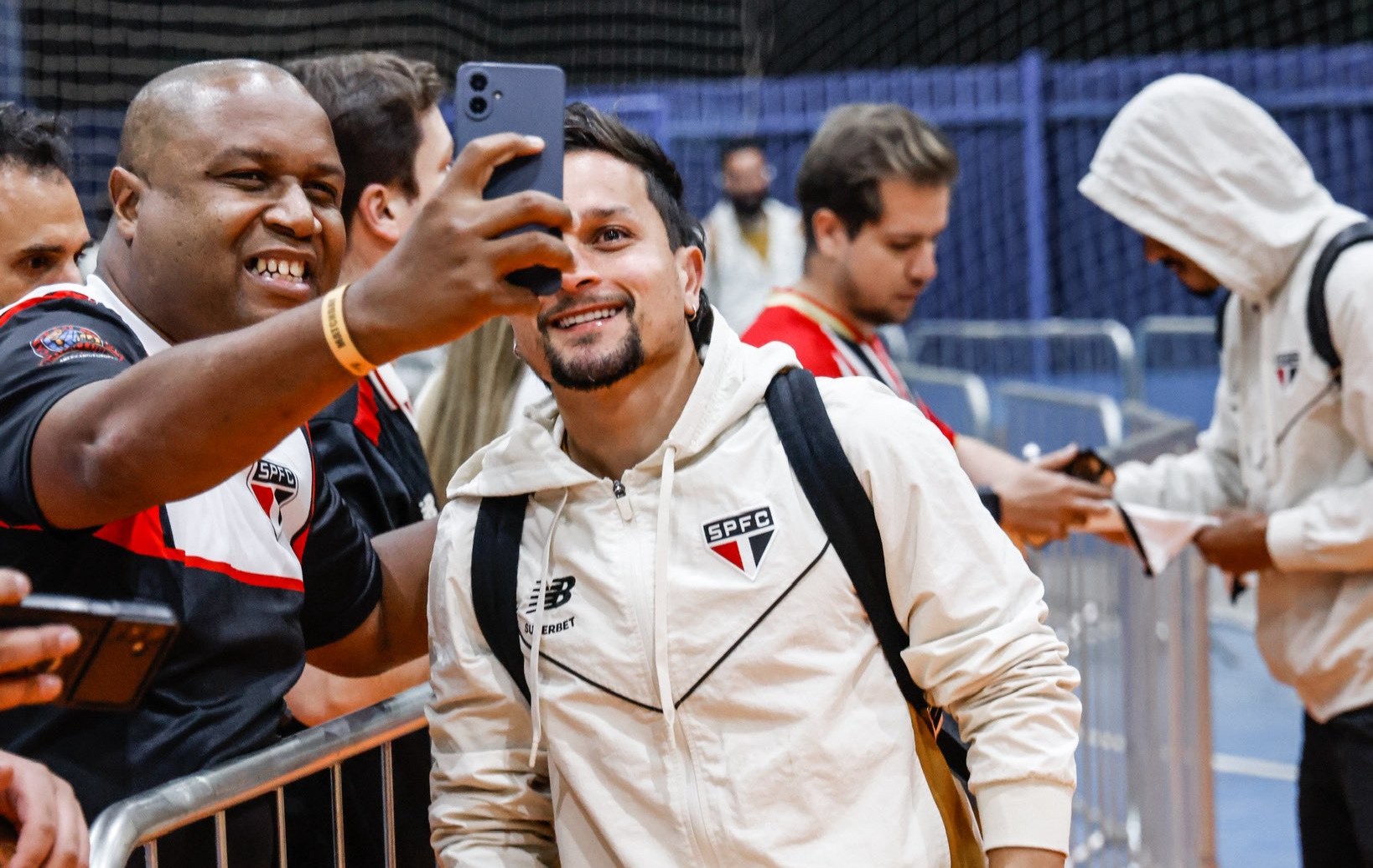 São Paulo tem Arboleda titular e reforço no banco para pegar o Athletico-PR; veja escalações
