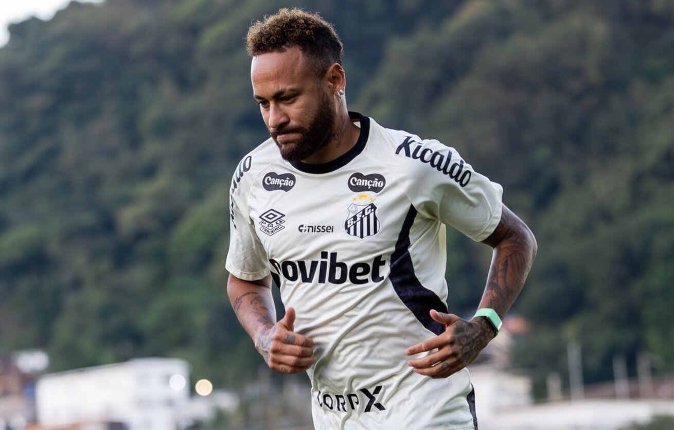 Com Neymar em campo, Santos treina com foco na Sul-Americana
